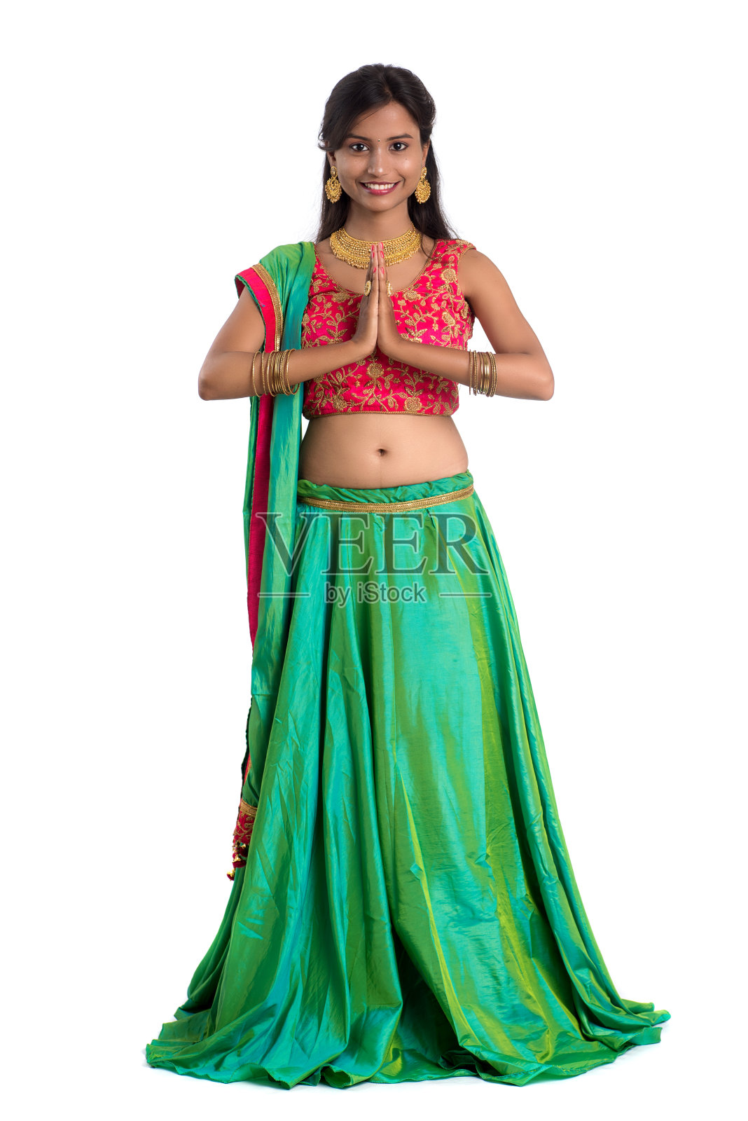 漂亮的印度女孩带着欢迎的表情(邀请)，问候合十礼照片摄影图片