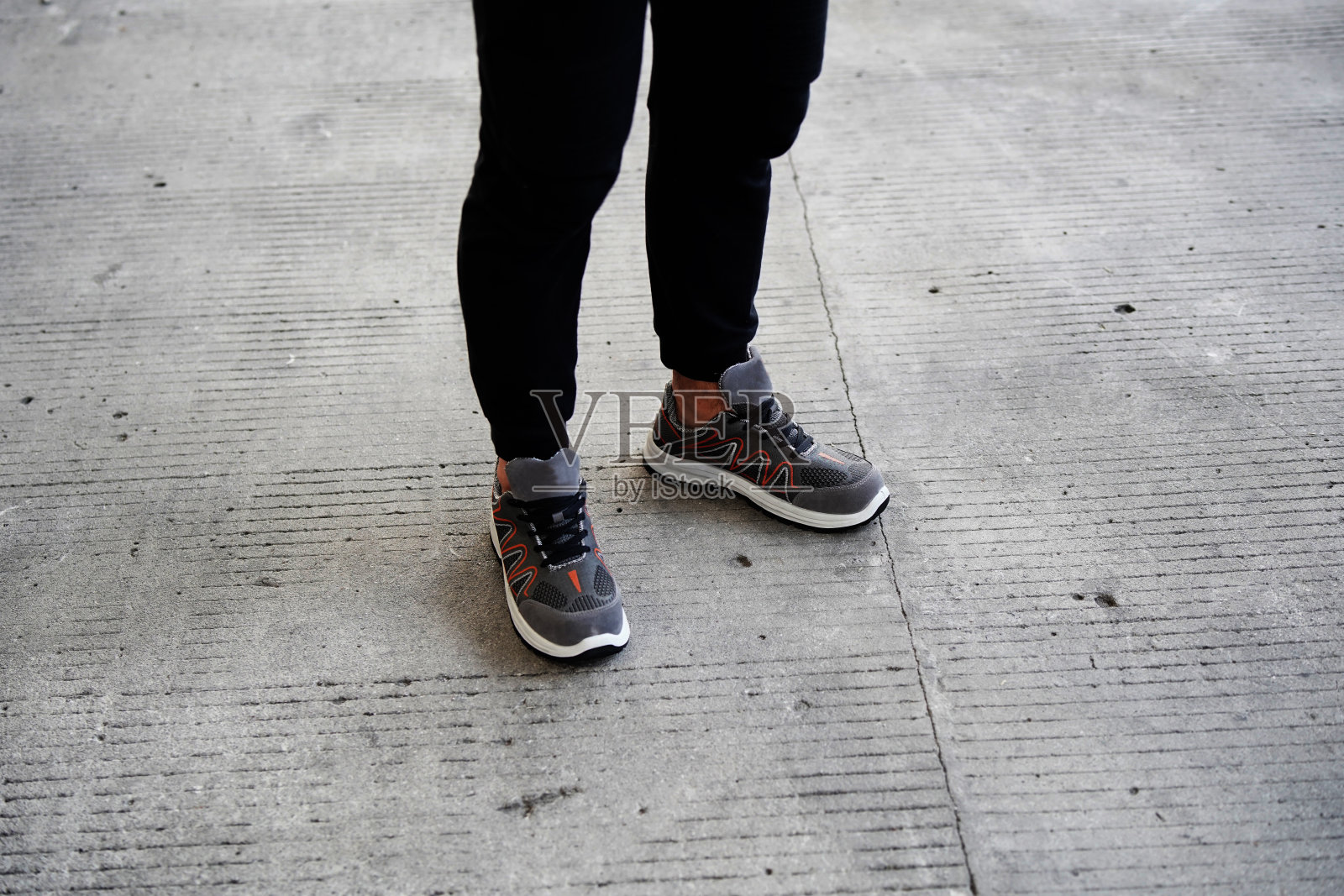 一个男人穿着运动鞋走路的照片，照片摄影图片