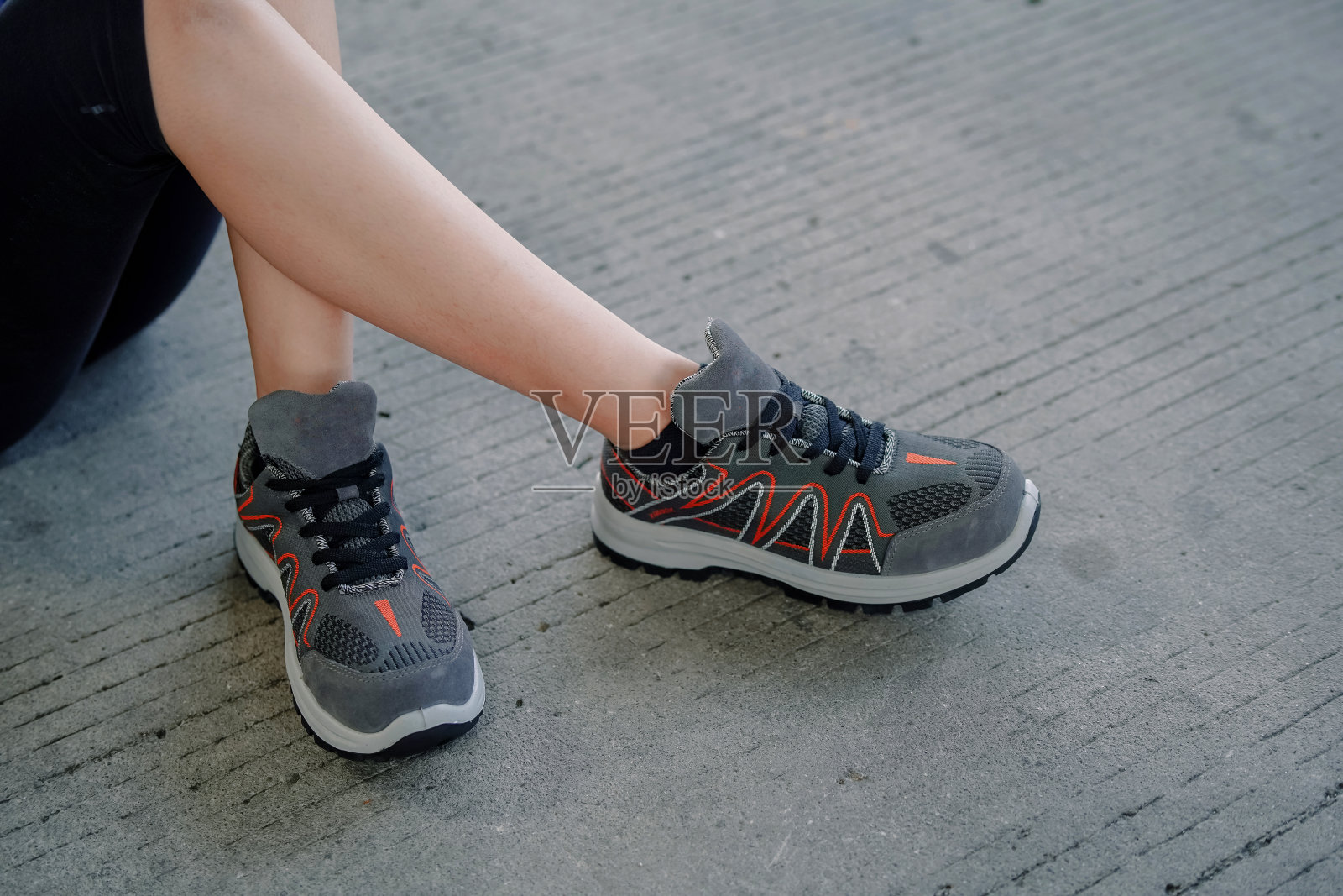 年轻女子正在放松照片摄影图片