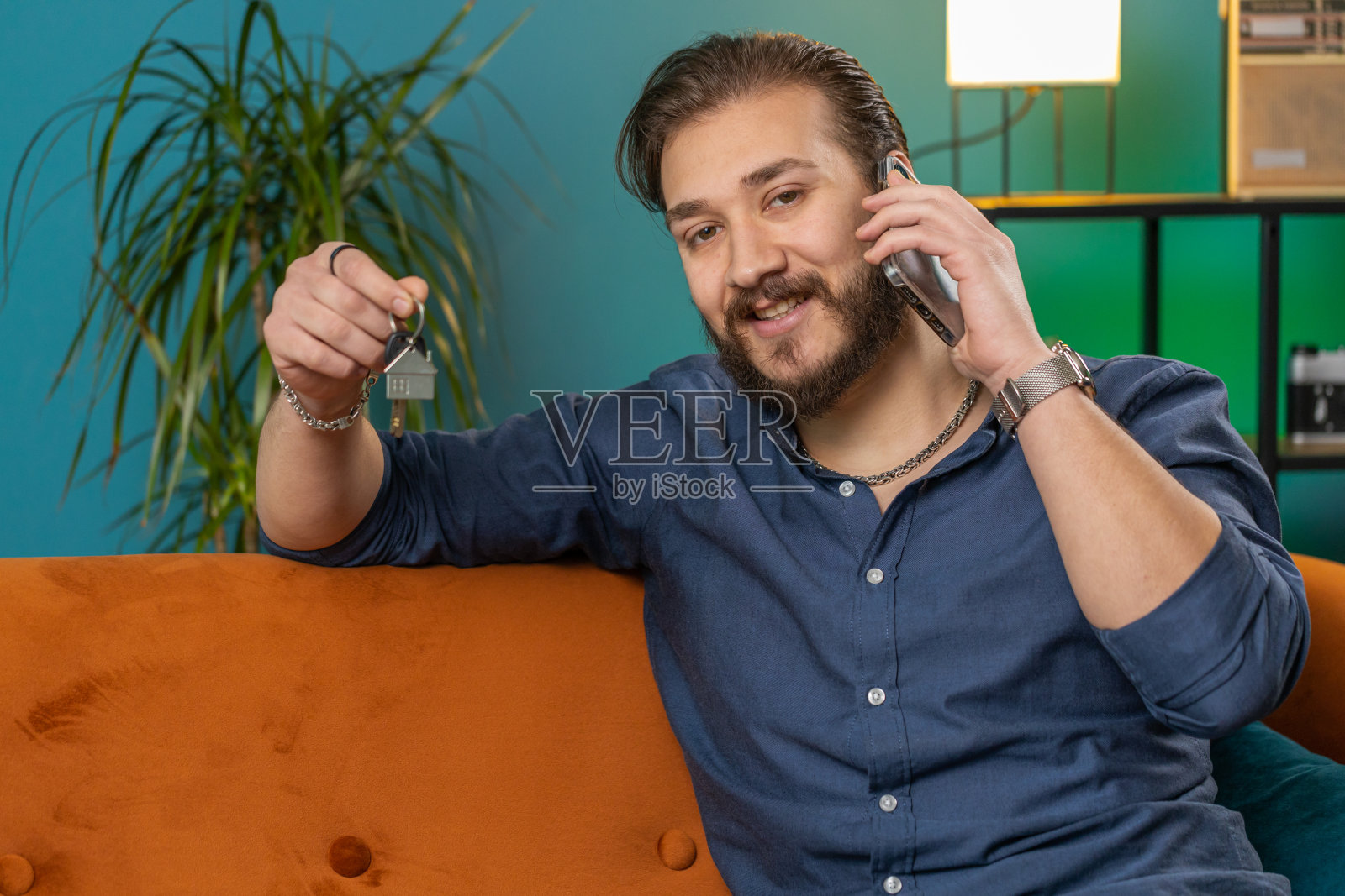 黎巴嫩房地产经纪人展示新房钥匙照片摄影图片