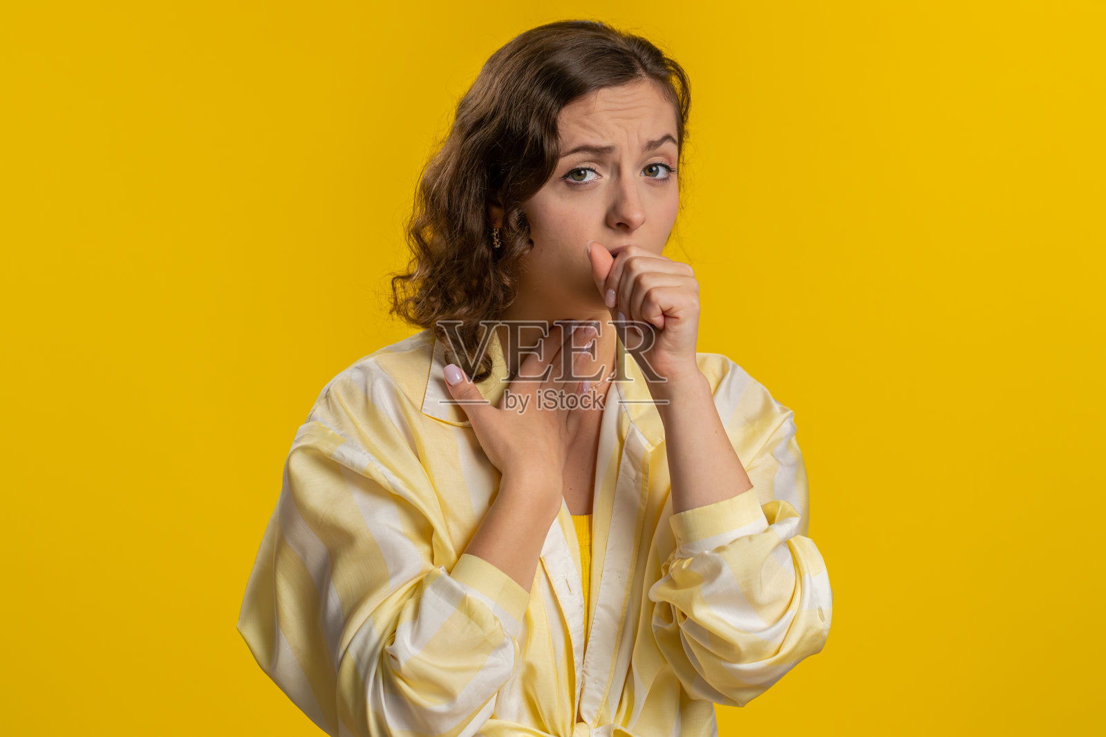 不健康的年轻女性咳嗽，感觉不舒服，过敏或病毒感染症状，发烧疼痛病毒照片摄影图片