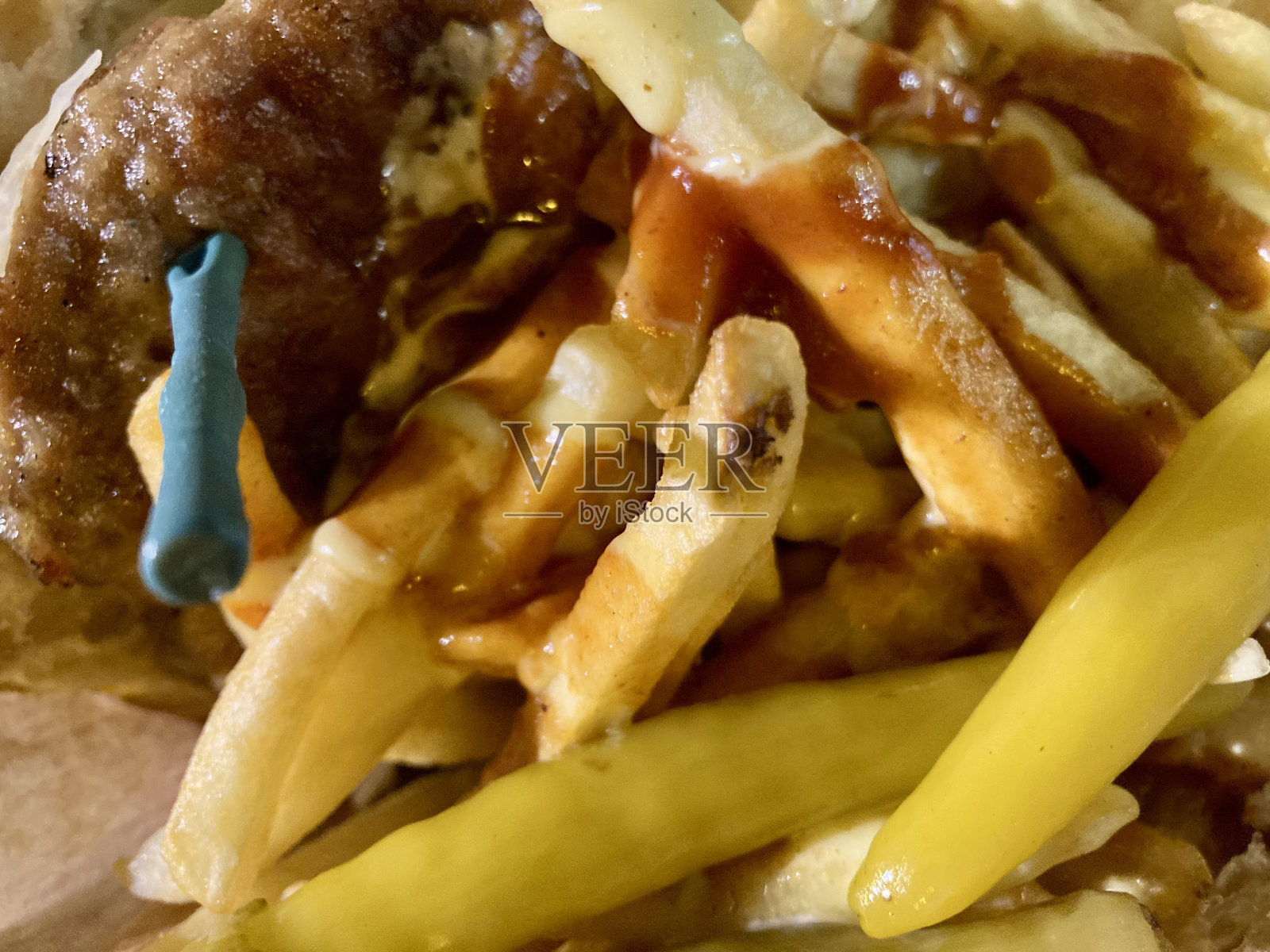 马其顿-斯科普里-街头食品-汉堡配皮塔饼，肉，薯条照片摄影图片