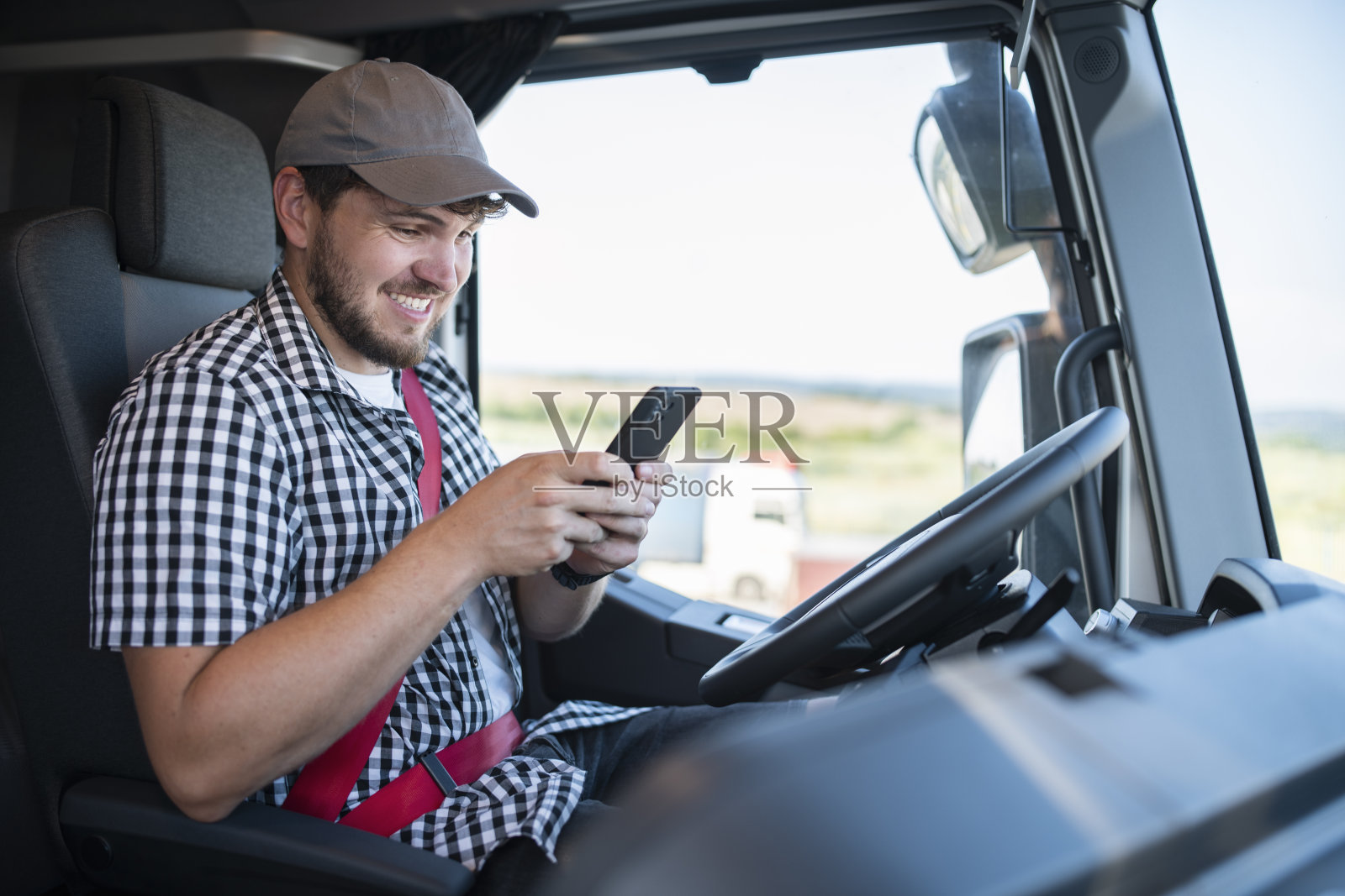 在卡车停车时使用手机。照片摄影图片