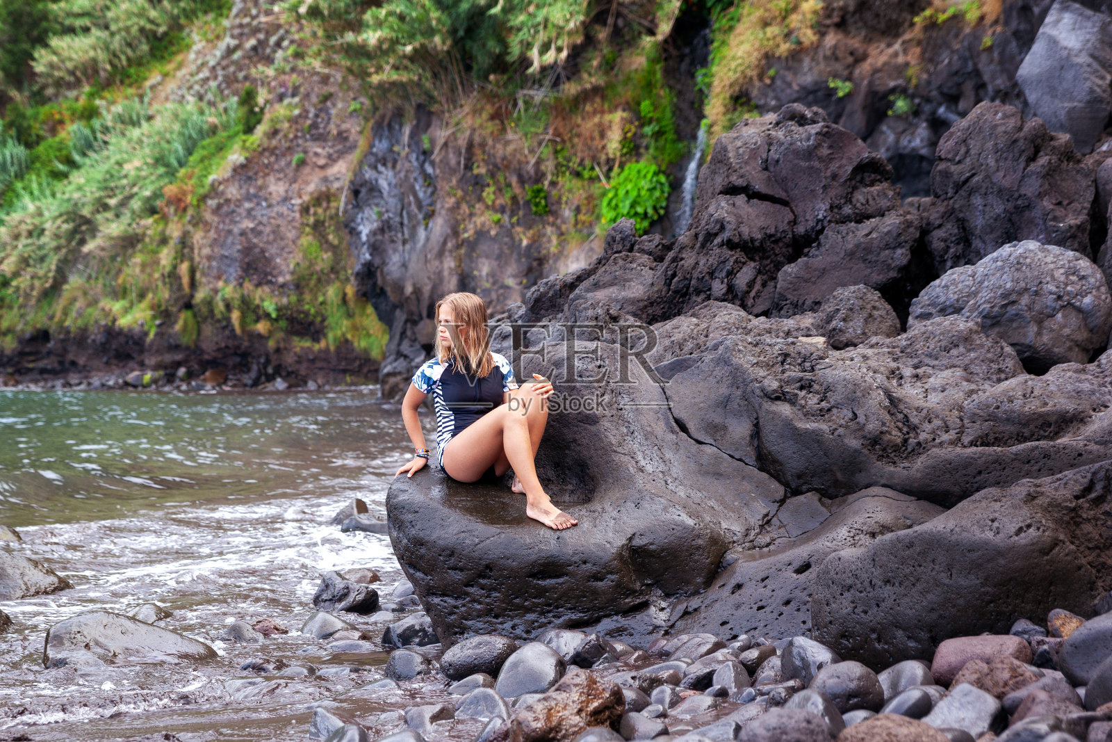 热带海滩上的女孩照片摄影图片