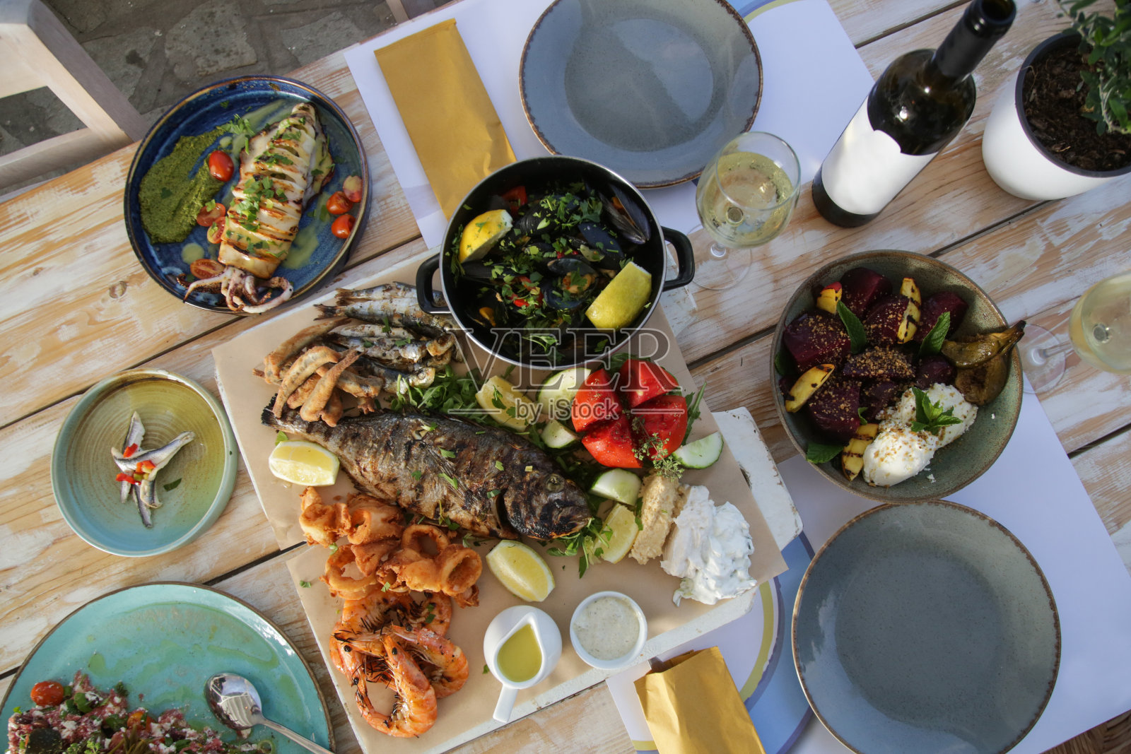 俯视桌子上摆满了海鲜和蔬菜照片摄影图片