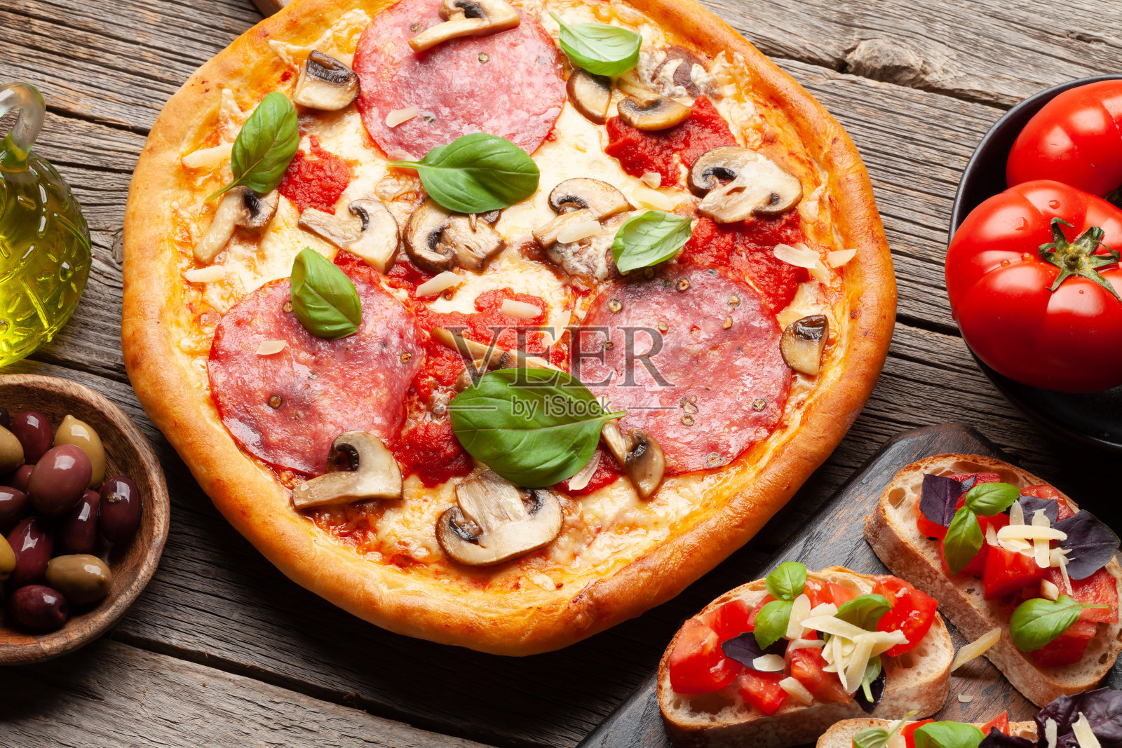 意大利菜。披萨和烤面包片照片摄影图片