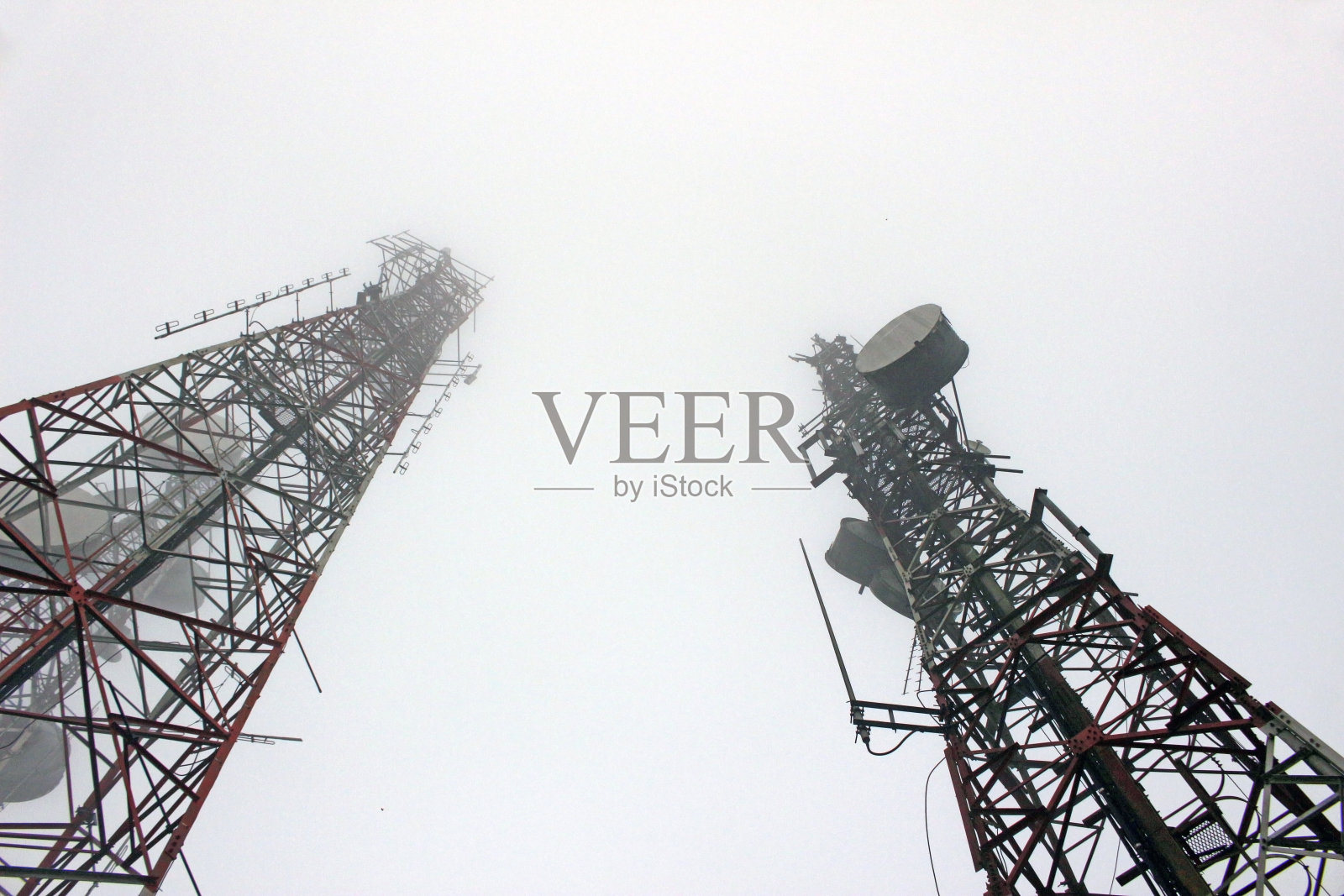 雾中的电视塔照片摄影图片