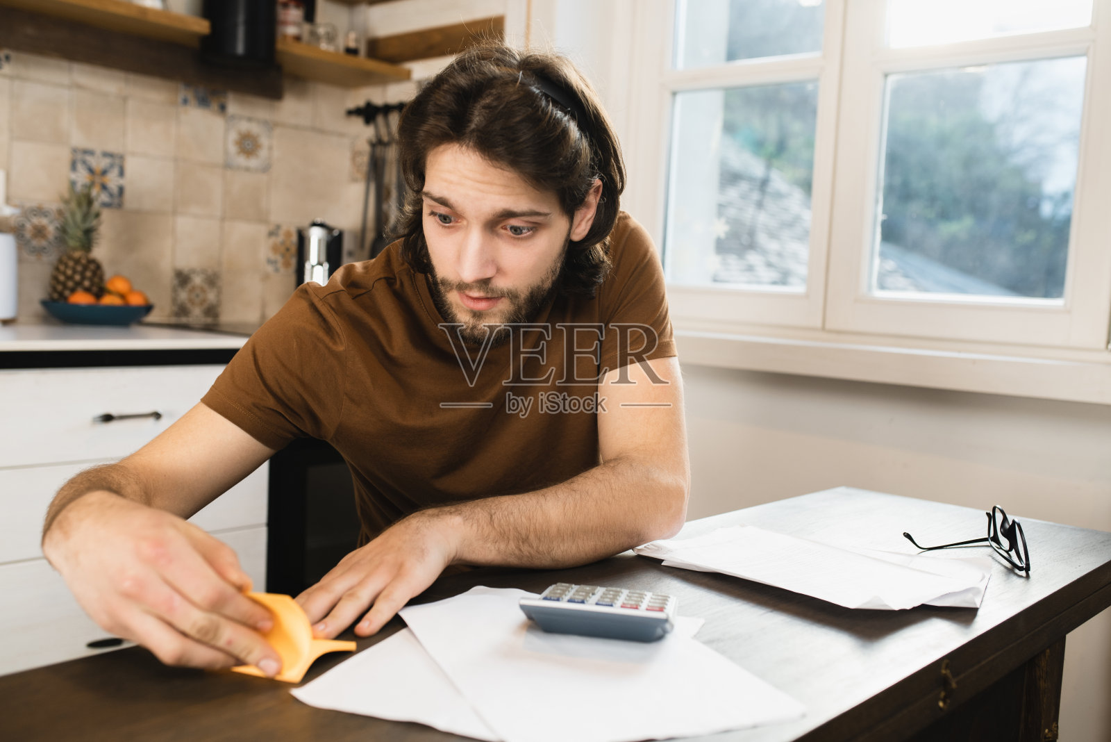 男人在家上网工作照片摄影图片