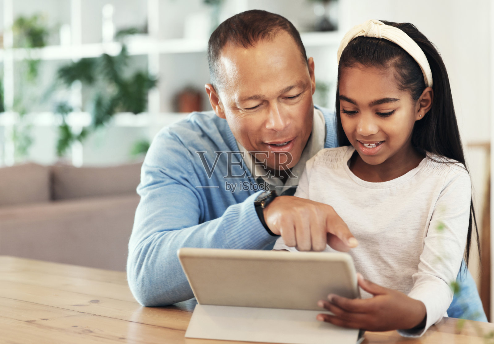 家人、爷爷和孩子有平板电脑，科技让我们开心，app让我们一起看动画片。爱，关心，和男女聊天，快乐和亲密，wifi让我们一起上网照片摄影图片