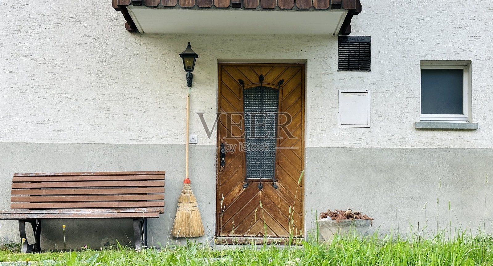 带扫帚的典型瑞士住宅入口照片摄影图片