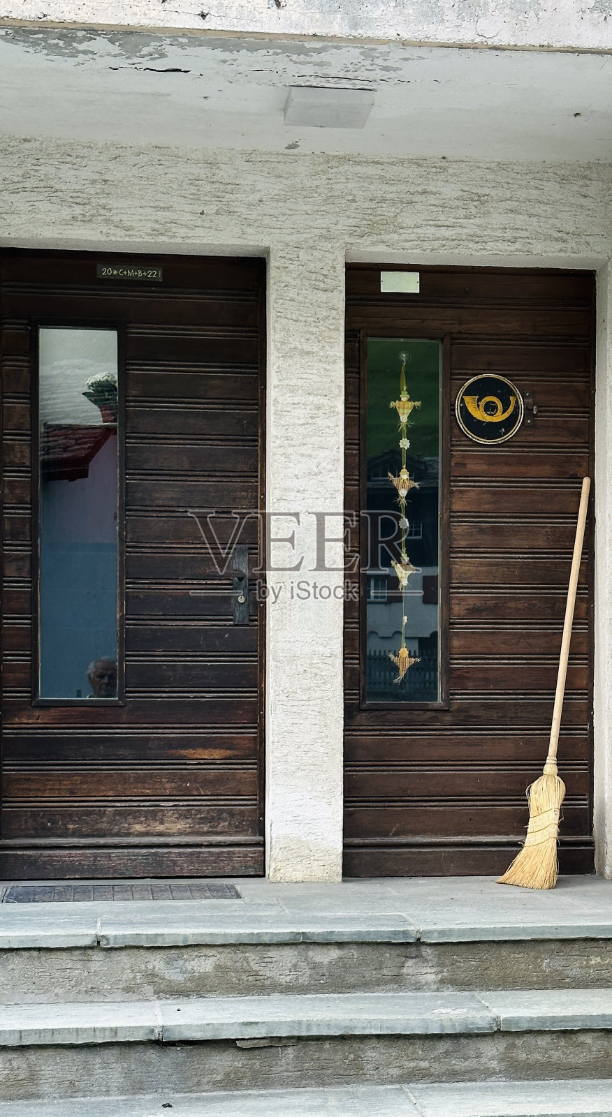 带扫帚的典型瑞士住宅入口照片摄影图片