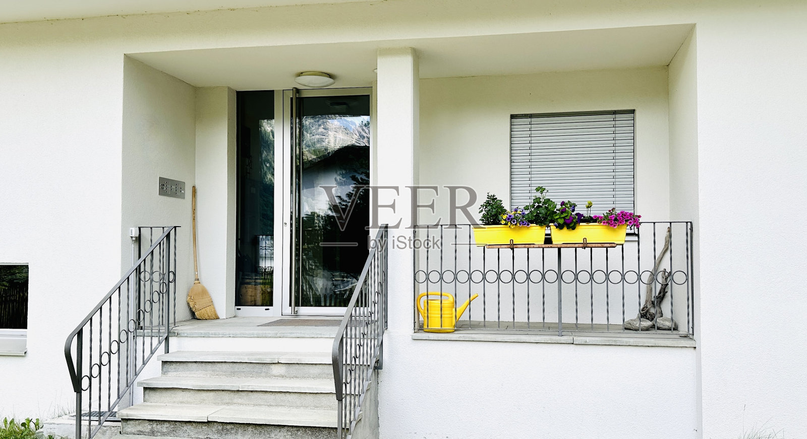 带扫帚的典型瑞士住宅入口照片摄影图片