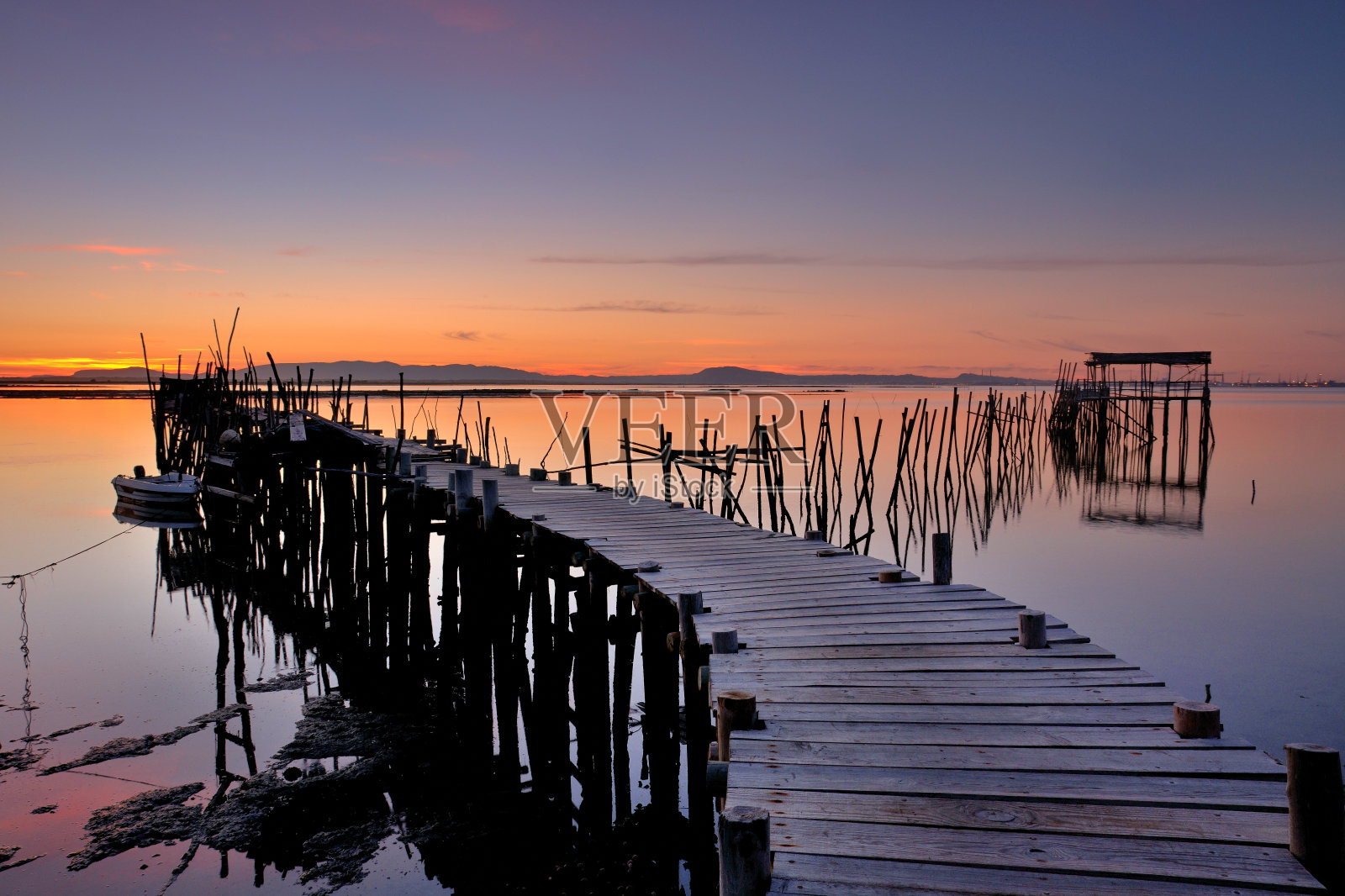 两种方式，码头高跷，码头的卡拉斯奎拉，阿尔卡塞多萨尔，阿连特霍，葡萄牙照片摄影图片