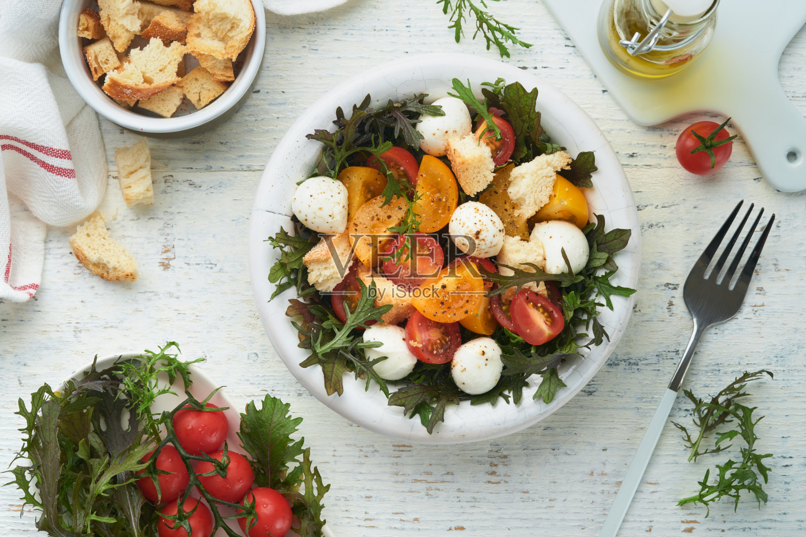 托斯卡纳Panzanella。圣女果沙拉配芝麻菜，罗勒，马苏里拉奶酪和面包饼干。传统的意大利沙拉。地中海健康食品和烹饪。照片摄影图片