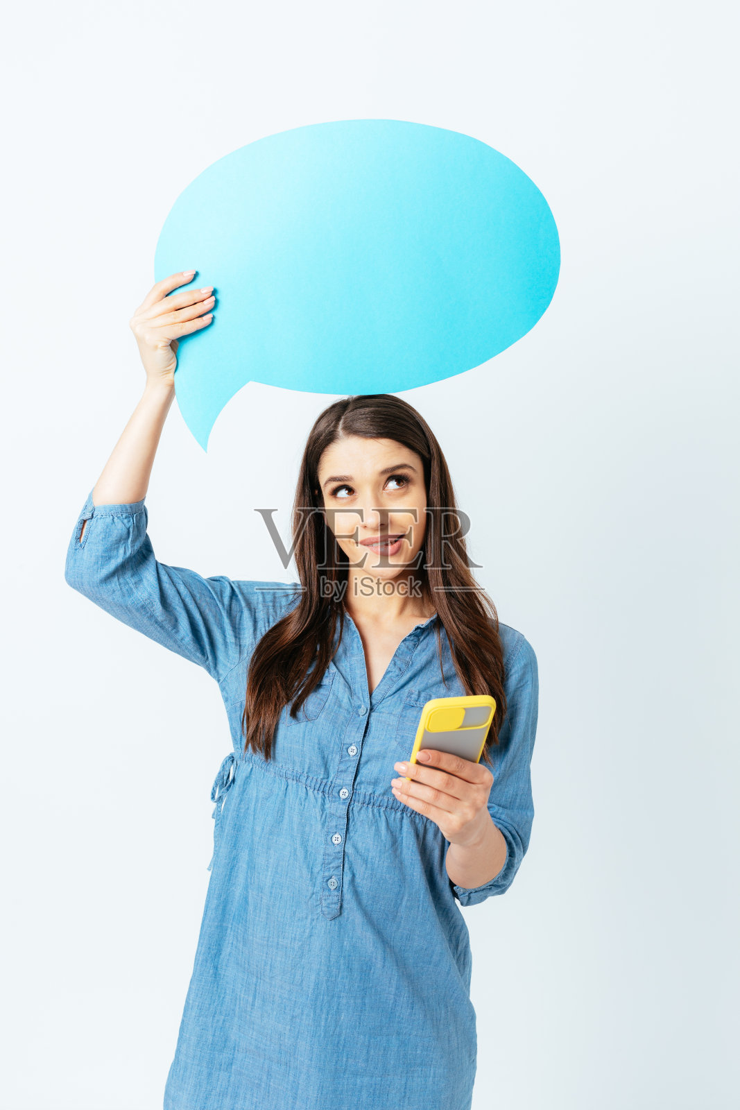 梦想中的黑发女孩使用智能手机照片摄影图片