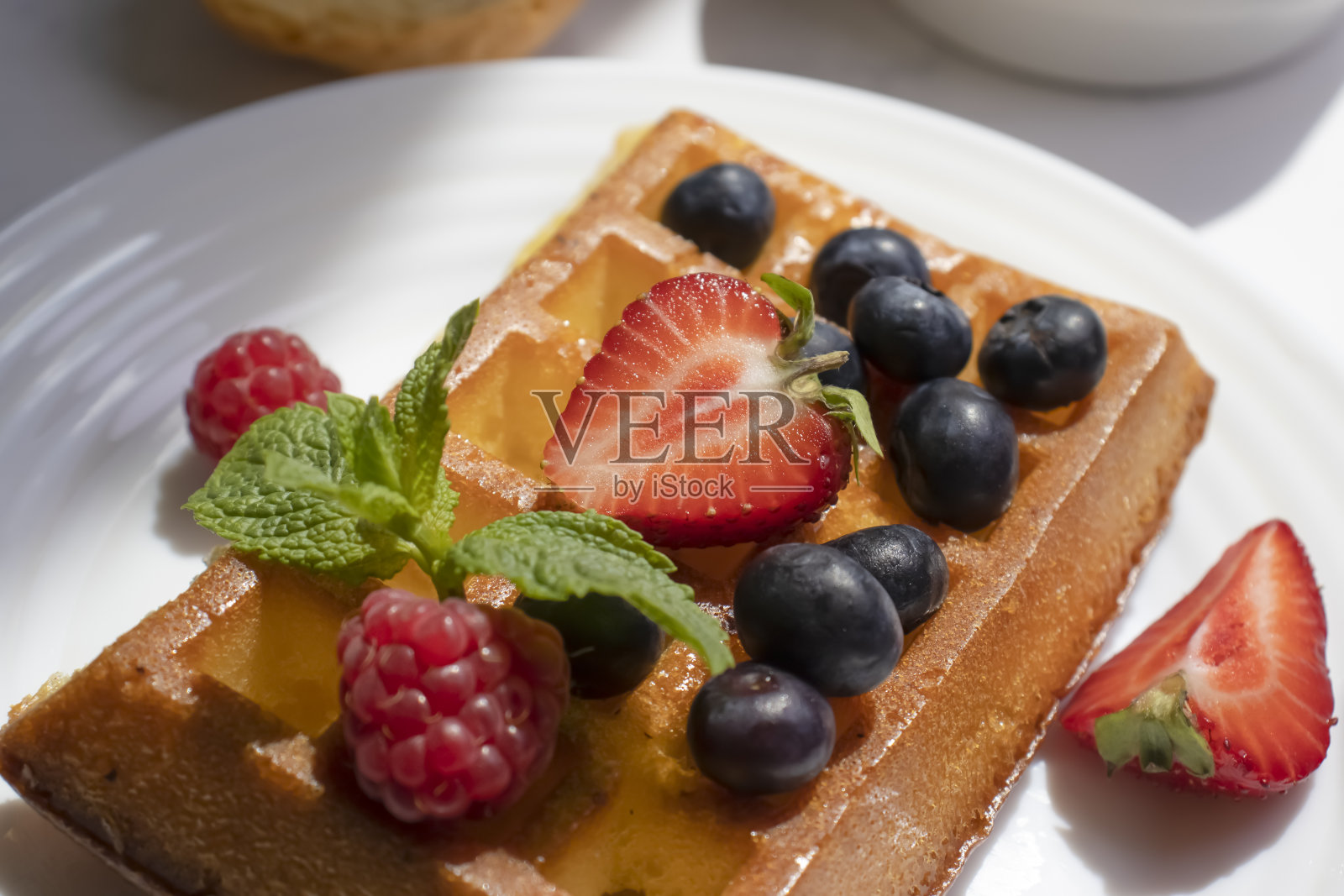 华夫饼配草莓、树莓和蓝莓照片摄影图片