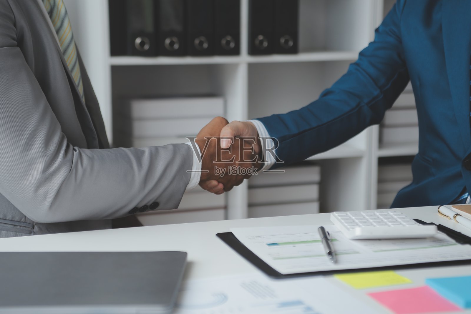 审计概念，管理员，商务人员，财务检查员和秘书制作报告，计算余额。美国国税局检查文件。照片摄影图片