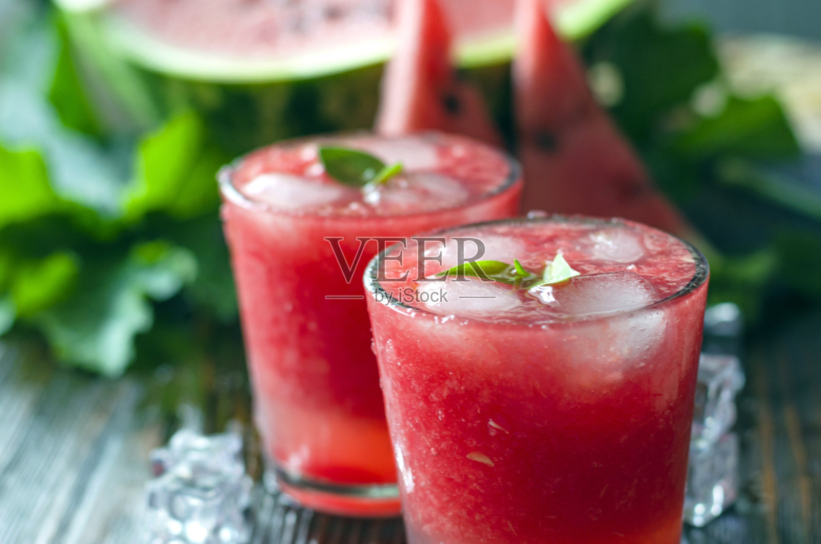 新鲜的夏天西瓜柠檬水玻璃杯。照片摄影图片