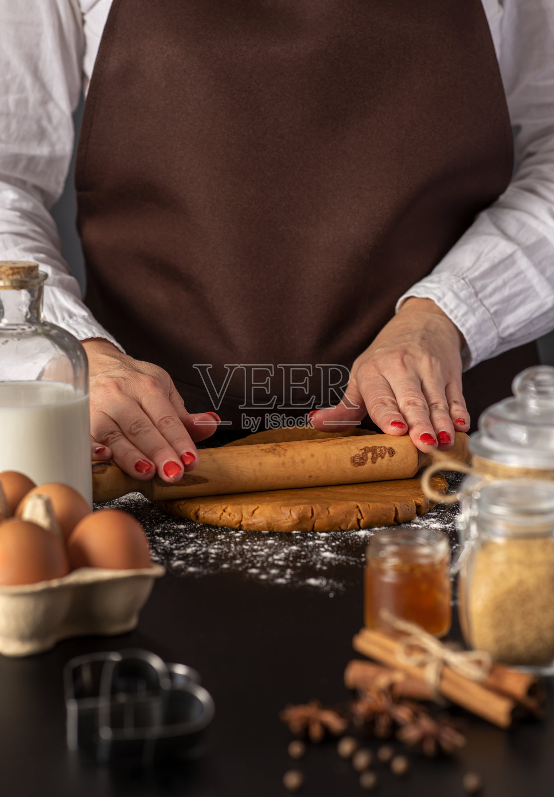 姜饼面团和擀面杖的美食摄影照片摄影图片