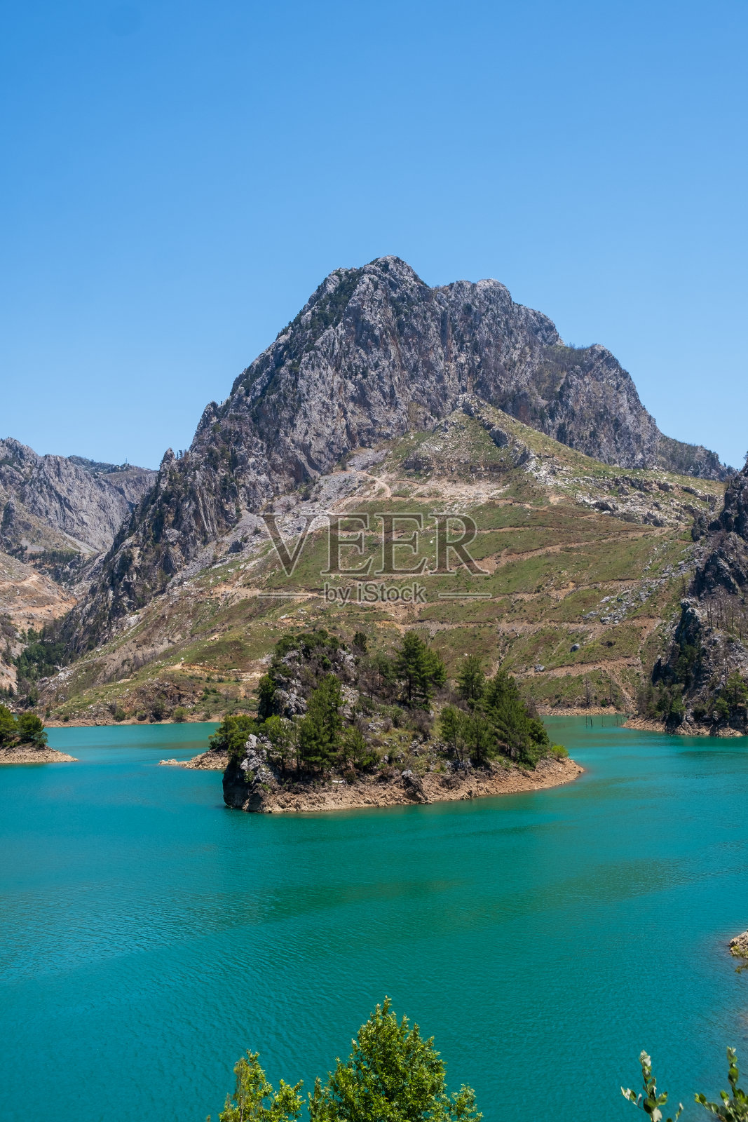 土耳其奥马皮纳尔湖。土耳其马纳夫加特地区的绿色峡谷。照片摄影图片