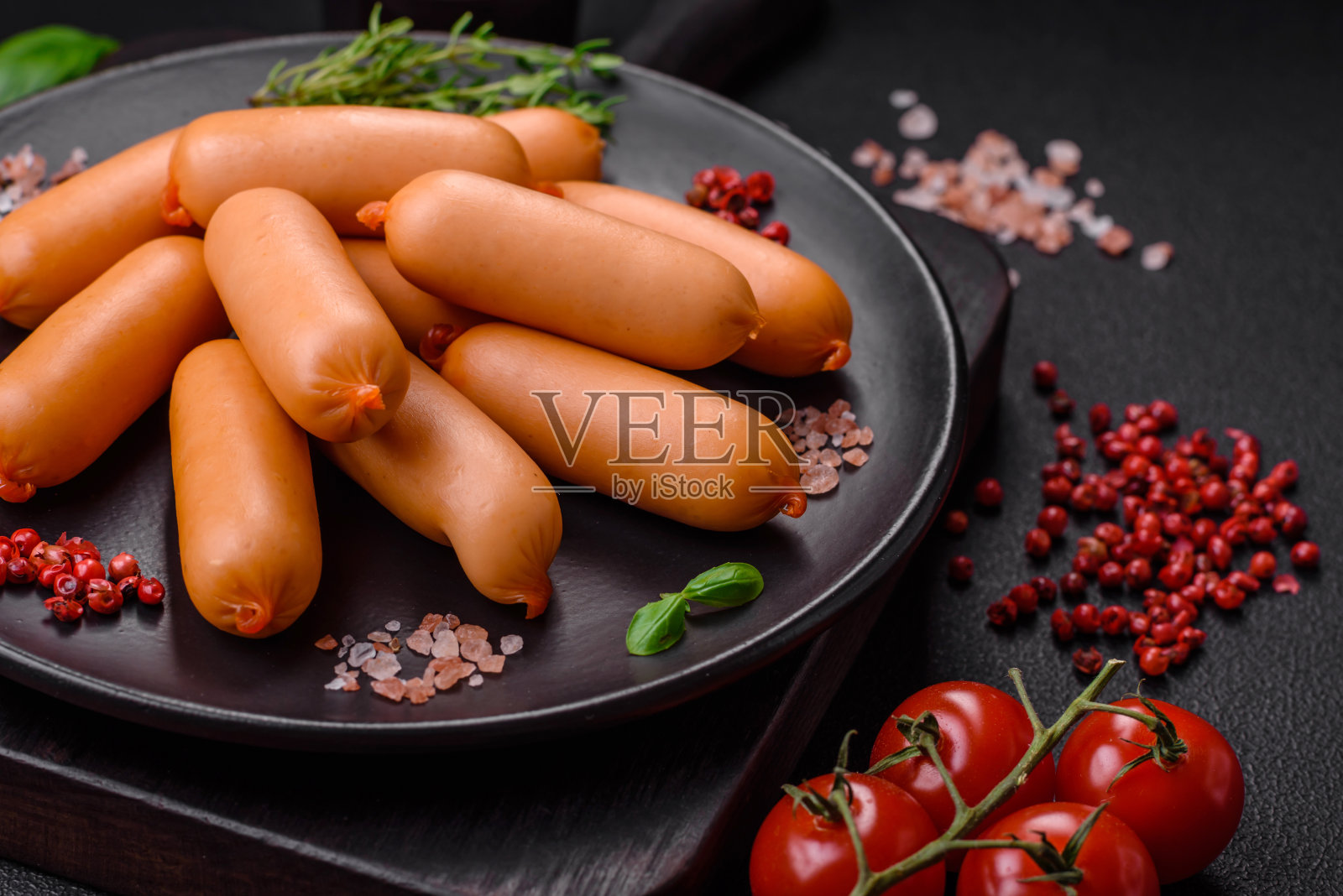 美味的新鲜煮香肠配上盐、香料和香草照片摄影图片