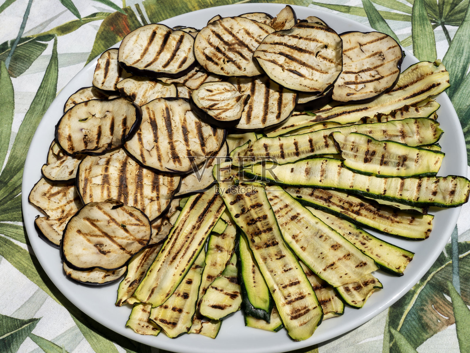 美味的茄子和西葫芦烤盘照片摄影图片