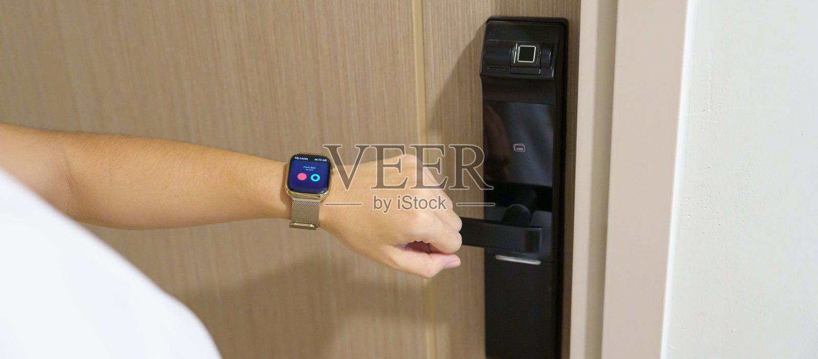手动使用智能手表打开家中或公寓的数字门锁。NFC技术，指纹扫描，钥匙卡，PIN码，智能手机，电子和非接触式生活方式概念照片摄影图片