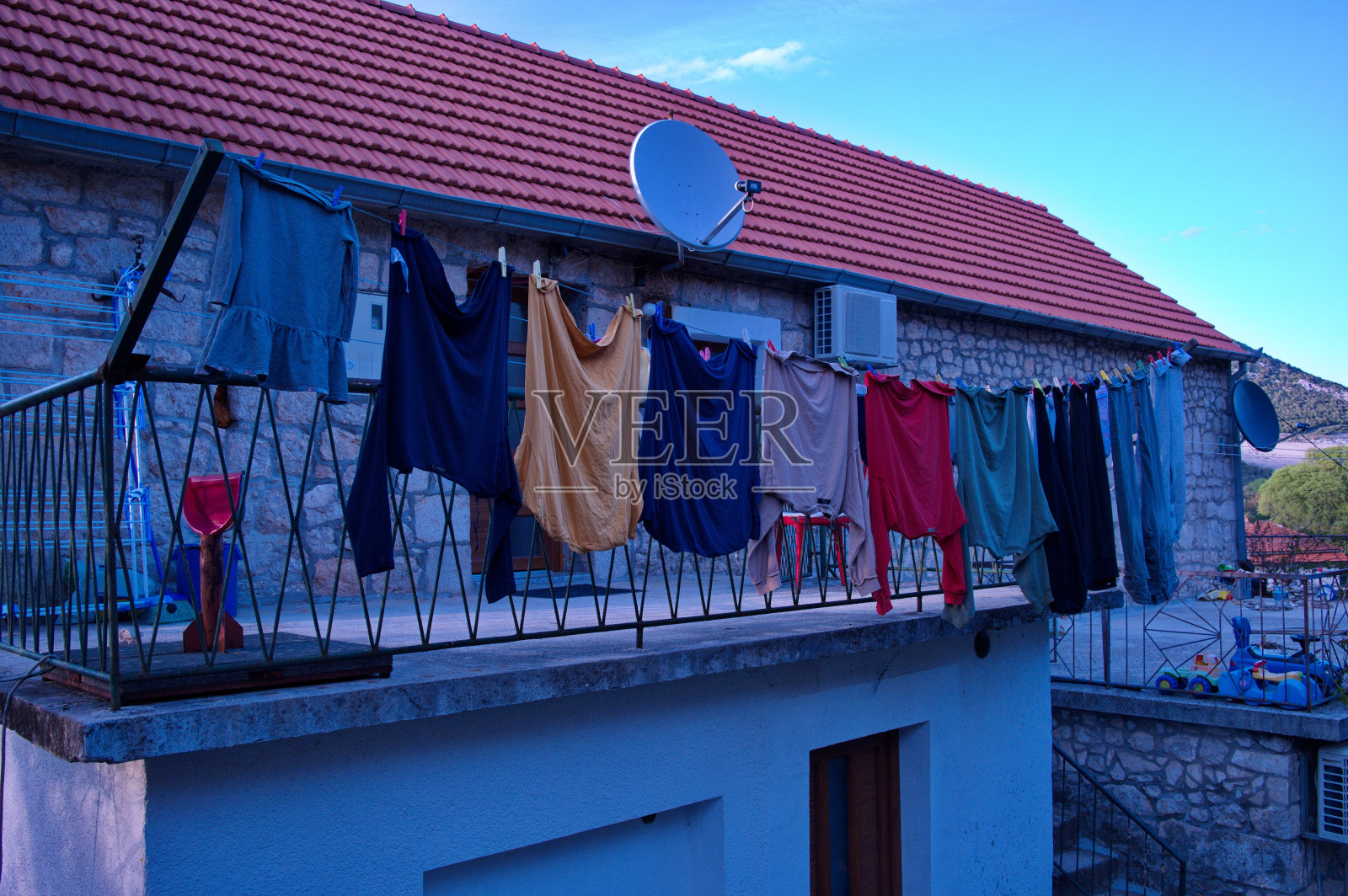 在阳台上晒衣服照片摄影图片