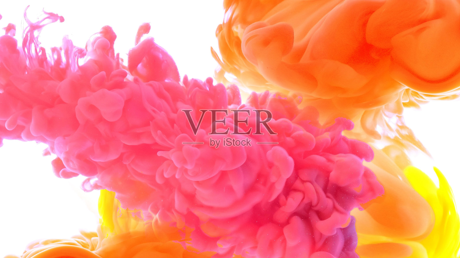 抽象混色，色滴在水中，墨滴在颜料里混色，照片摄影图片