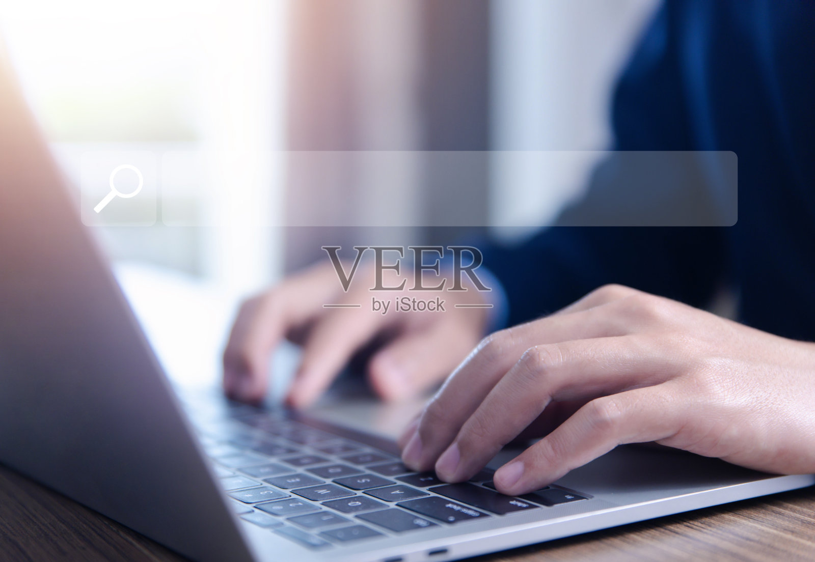 商务人士搜索互联网照片摄影图片