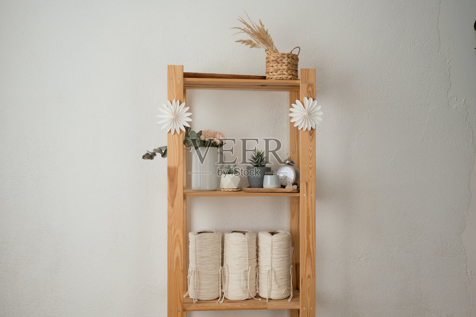 有花和卷的木制架子照片摄影图片