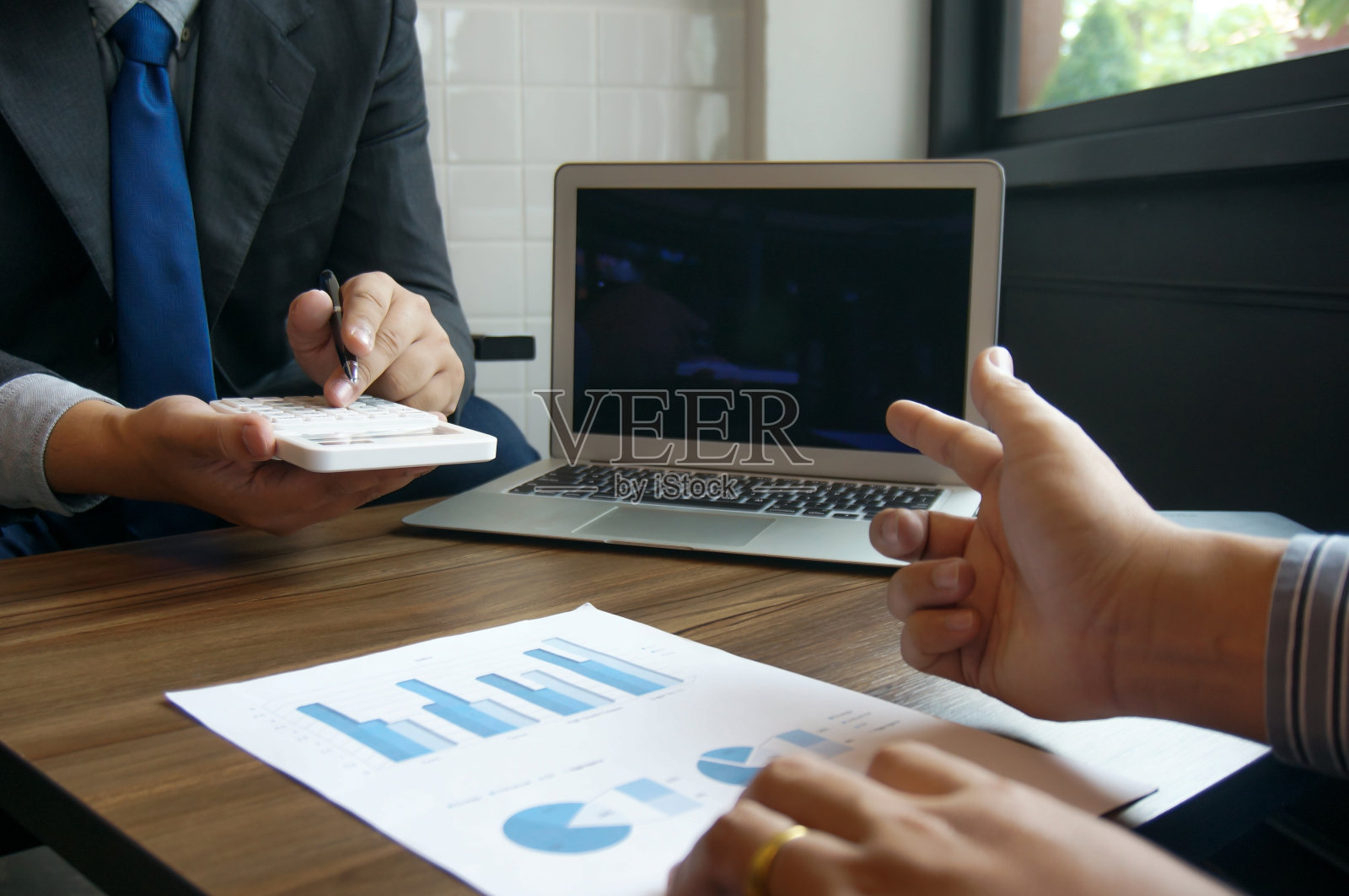 商人会计投资风险分析。用计算器为股票交易存钱。会计的概念。照片摄影图片