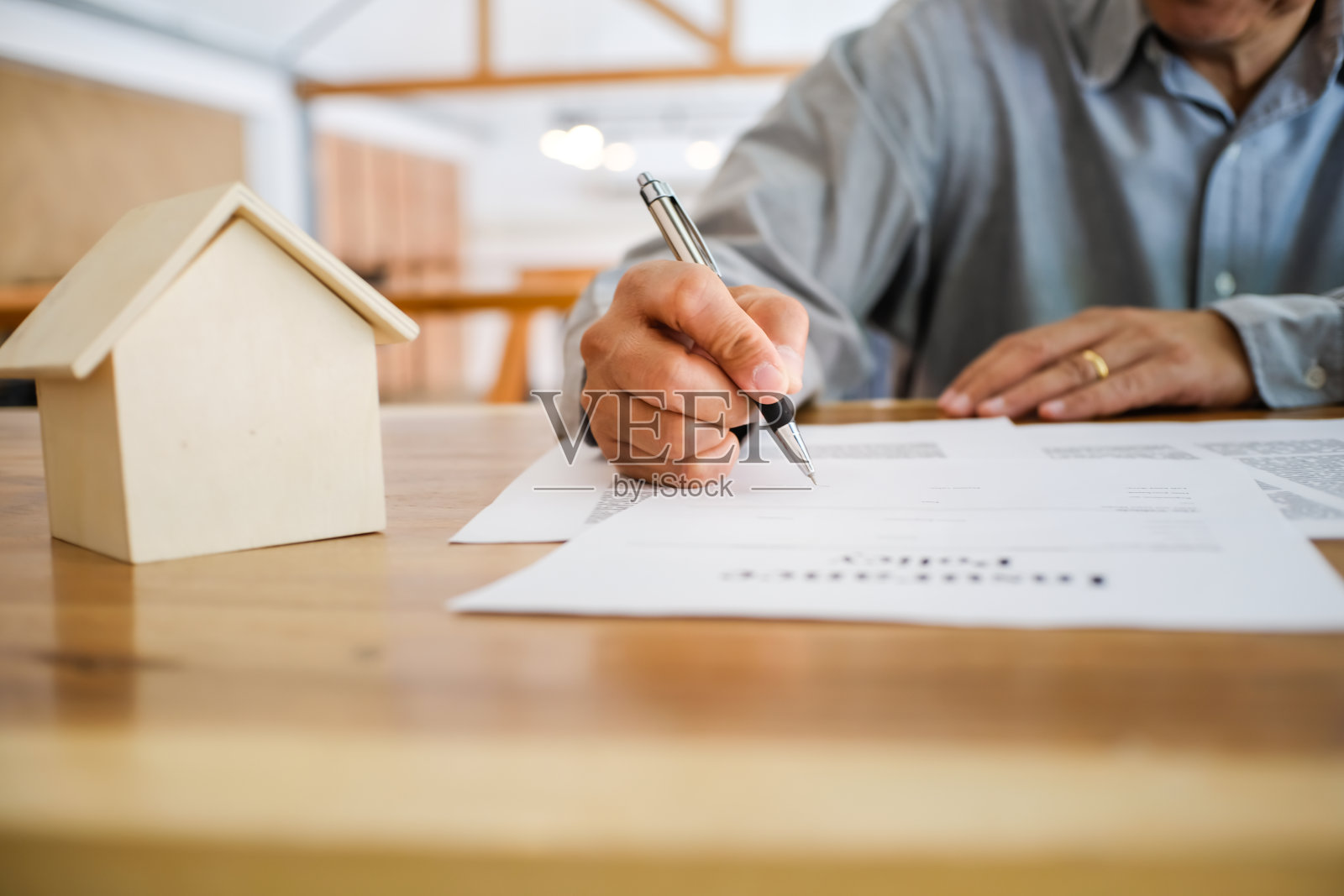 商务人士签署合同，与房地产经纪人达成交易，提供房屋保险咨询照片摄影图片