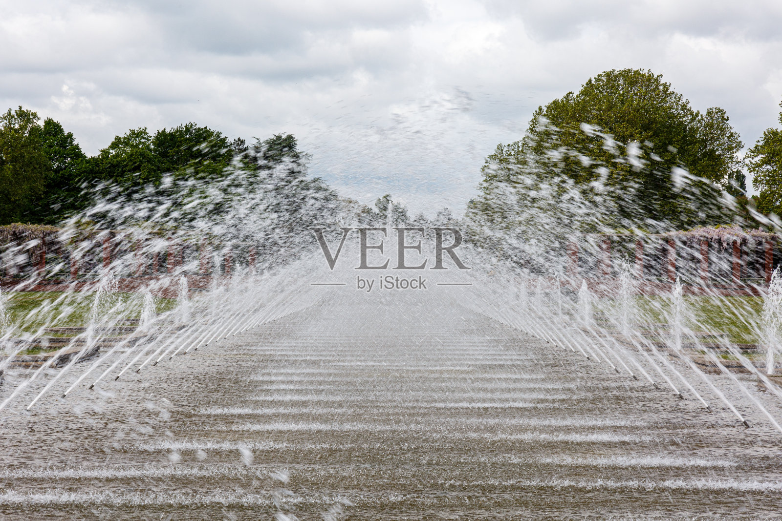 春天公园里的喷泉照片摄影图片