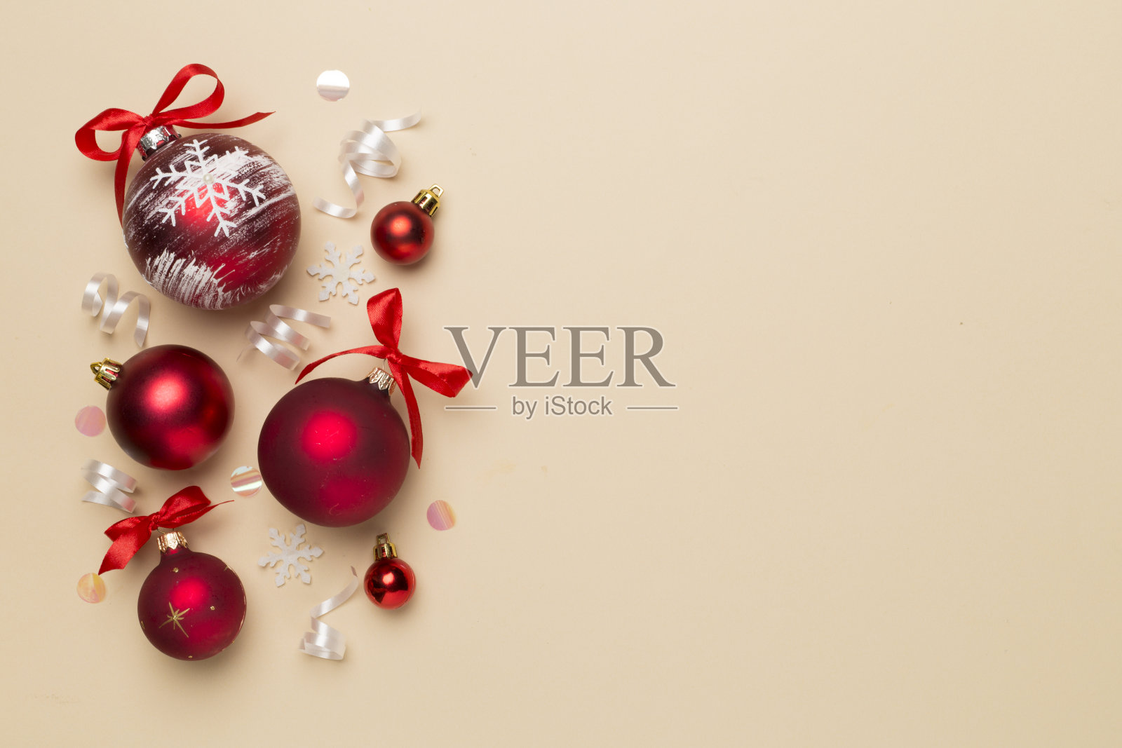 圣诞球玩具和五彩纸屑彩色背景，俯视图照片摄影图片