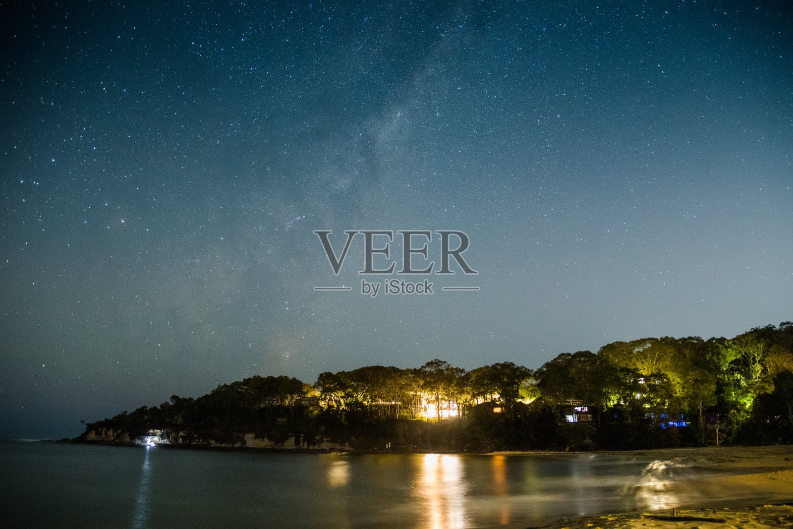 在海滩上看星星的夜晚照片摄影图片