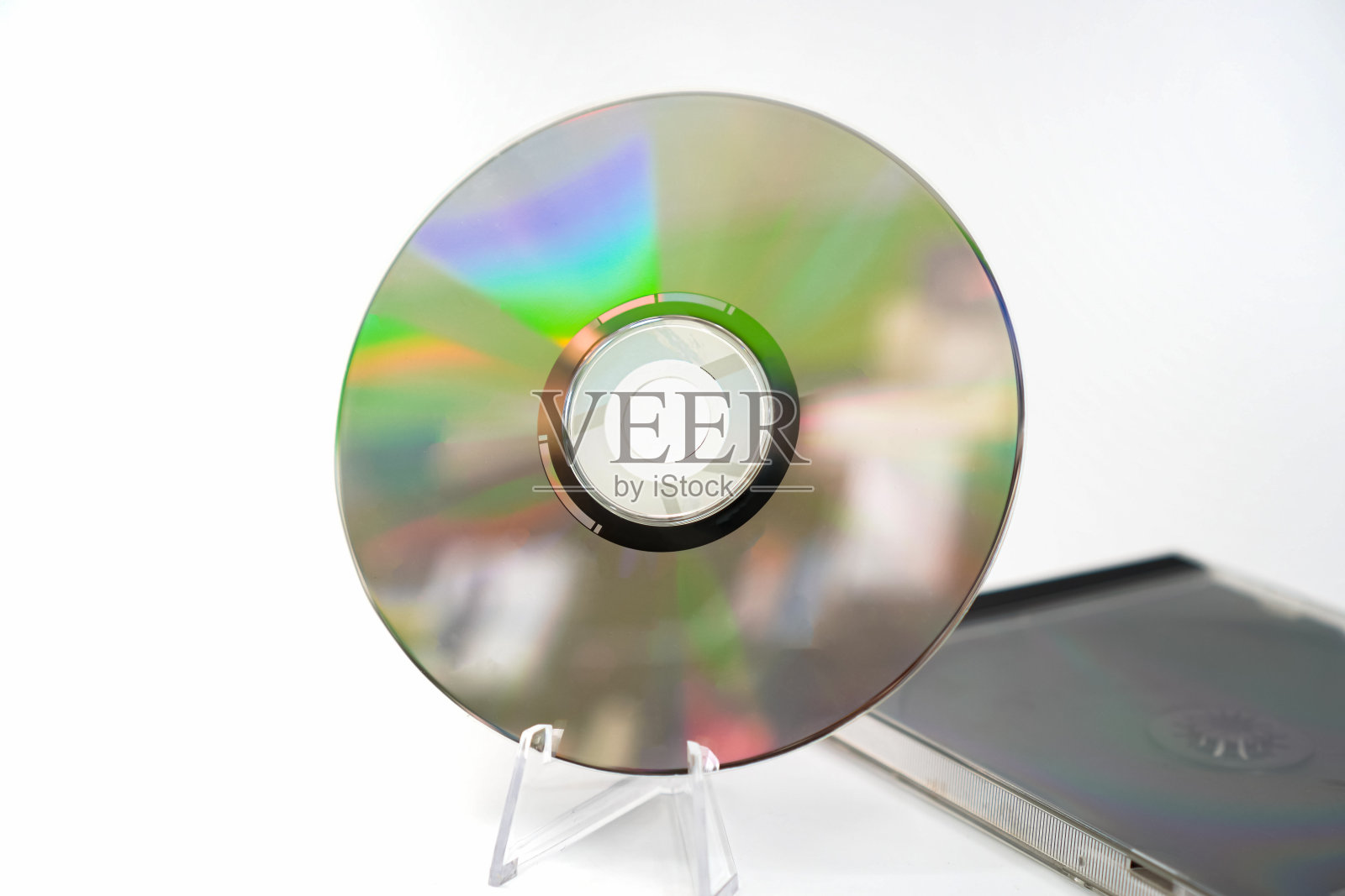 图为一张白色背景的700兆容量的复古音乐CD。照片摄影图片