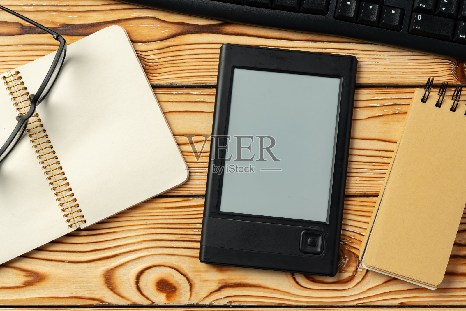 便携式电子书阅读器木制背景顶视图照片摄影图片