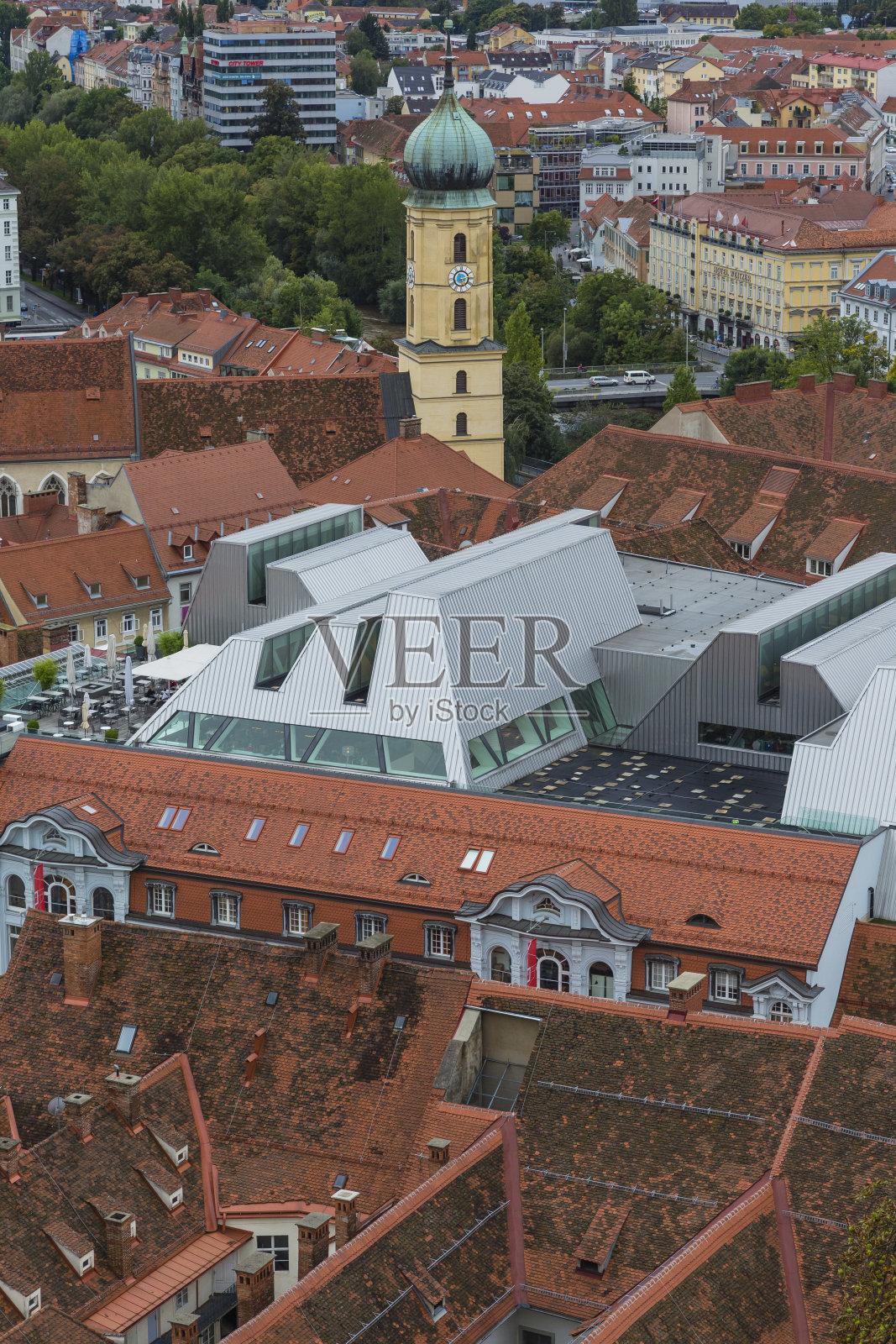 从奥地利格拉茨的Schlossberg山上看到的世界遗产格拉茨城市历史街区的城市景观照片摄影图片
