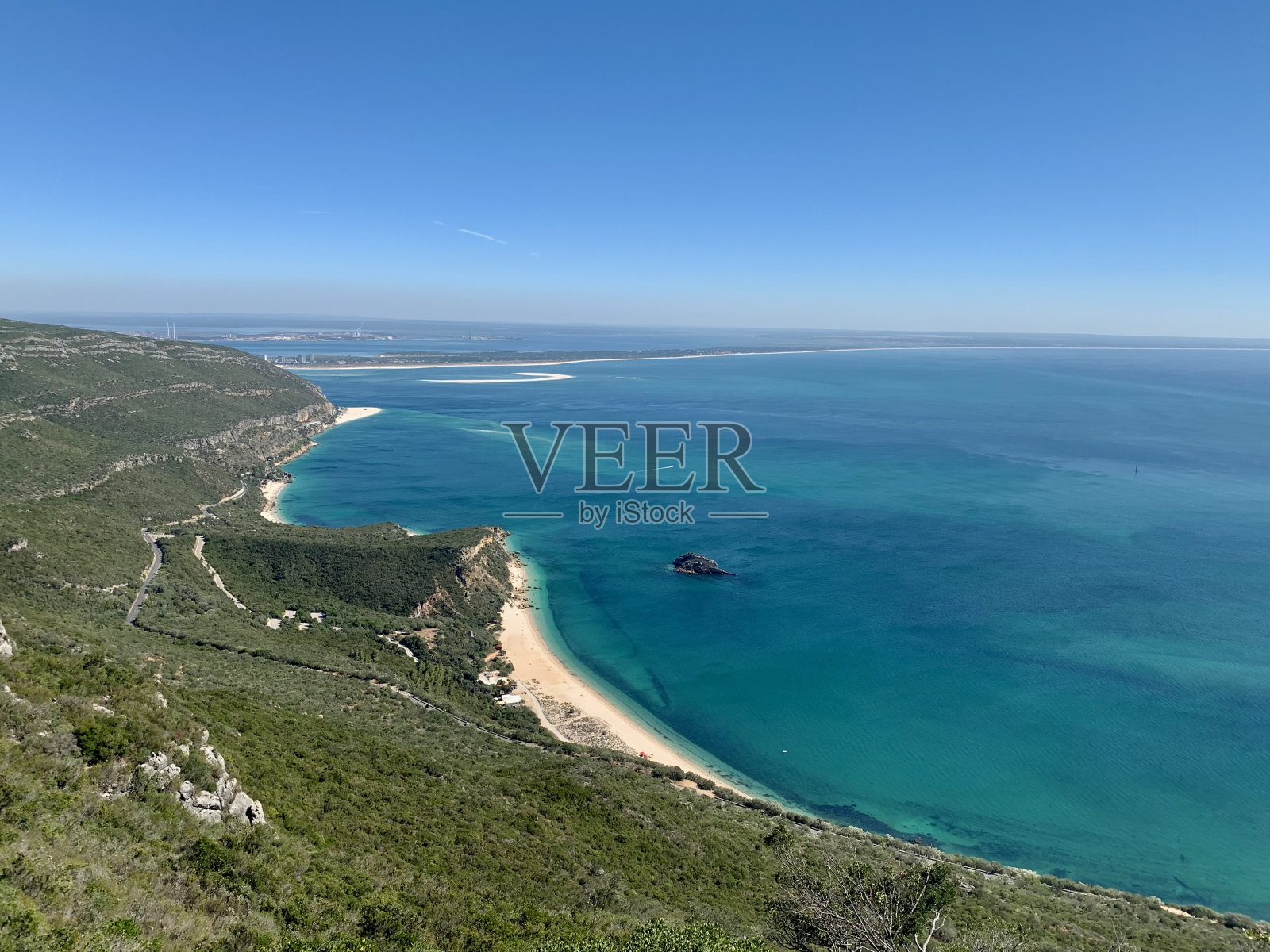 夏季海滨景观。葡萄牙塞图巴尔阿拉比达自然公园的景色。照片摄影图片