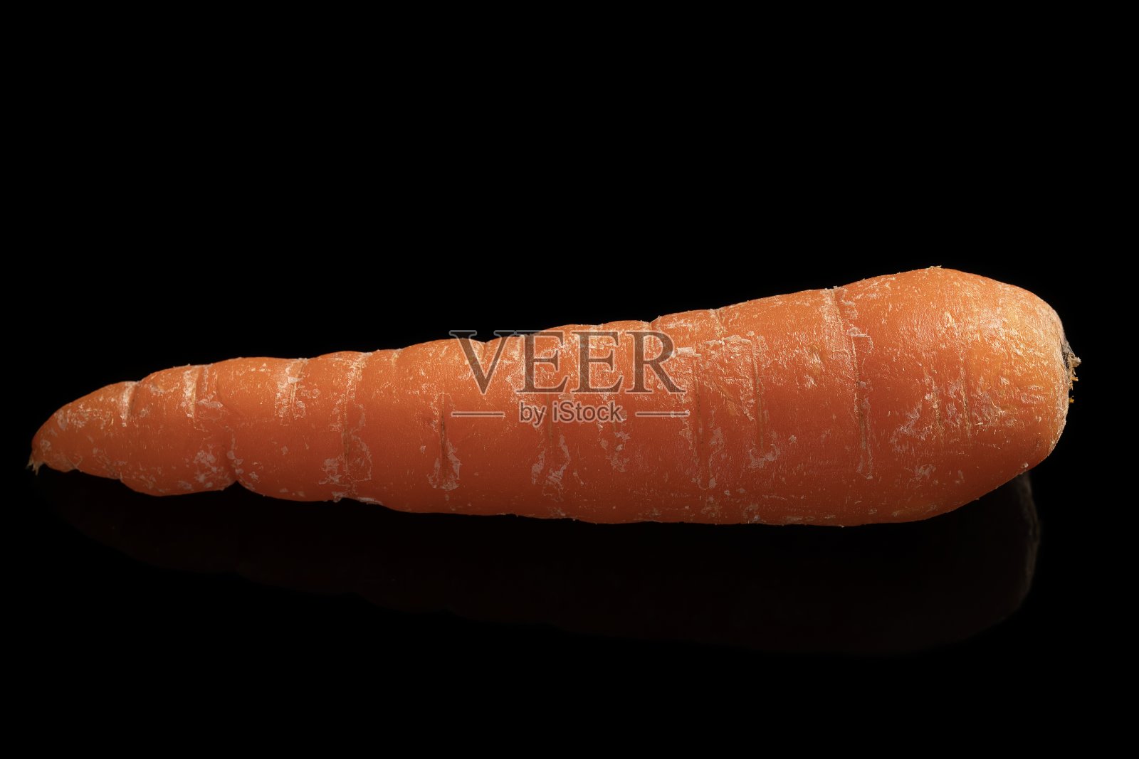 新鲜的胡萝卜在黑色背景作为包装设计元素。照片摄影图片