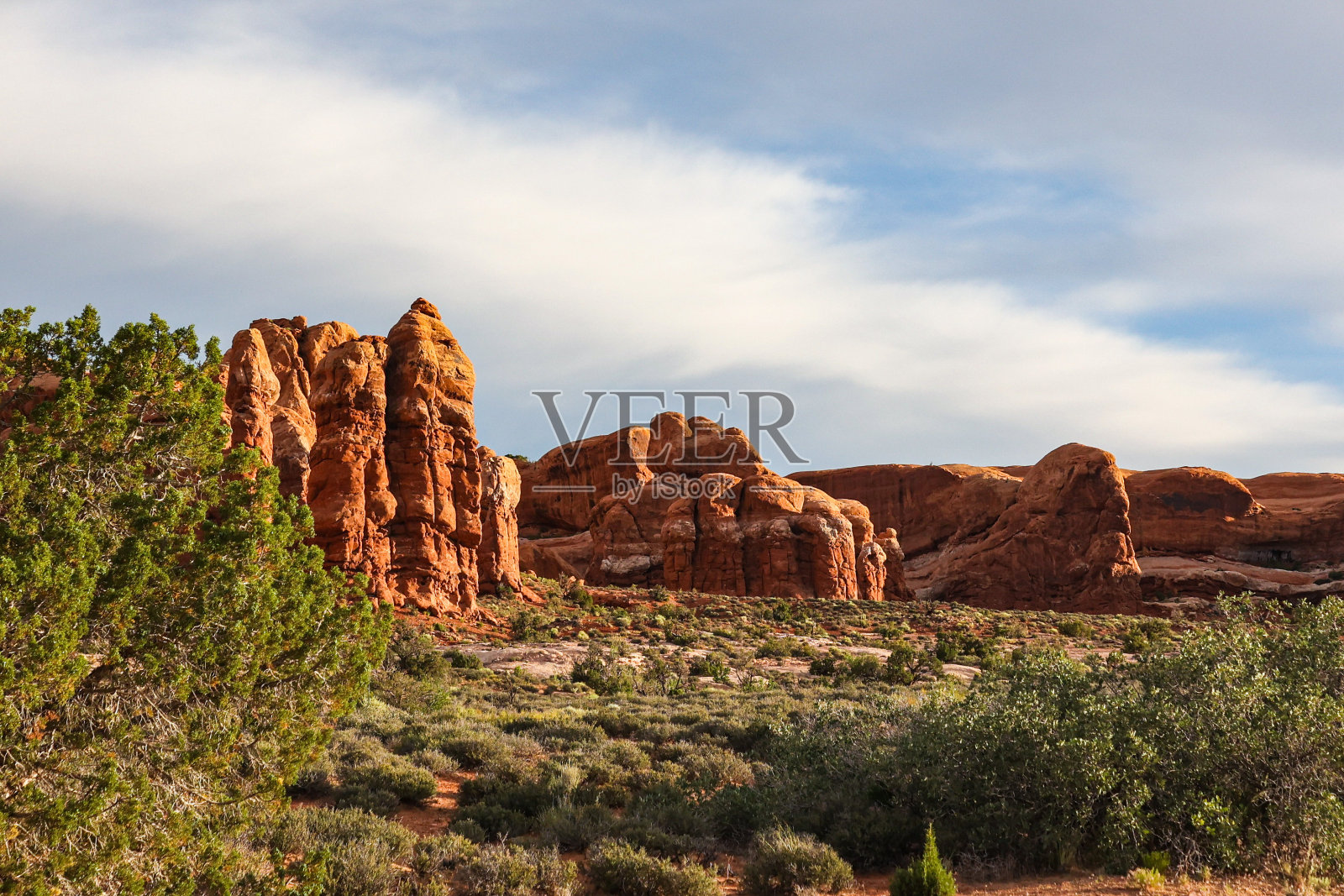 在犹他州摩阿布的拱门国家公园，日出时，它的侵蚀砂岩鳍，塔，肋骨，hoodoos，平衡的岩石创造了一个美丽的景观照片摄影图片