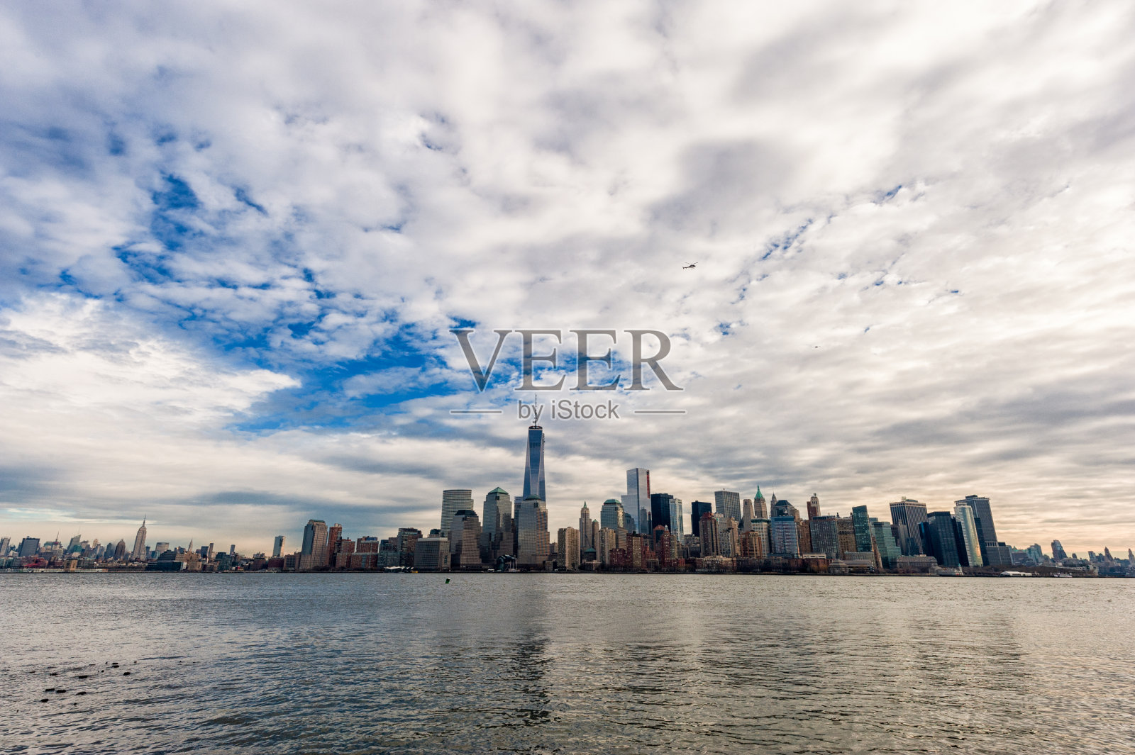 哈德逊河和曼哈顿城市景观，背景是世贸中心一号大楼。纽约,美国照片摄影图片