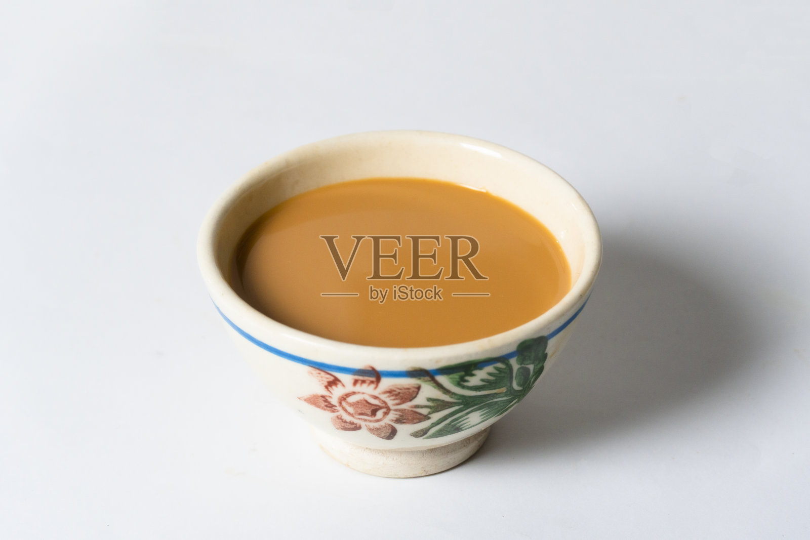 白色背景上的新鲜奶茶或印度卡拉克茶(payali)或土制杯装玛莎拉茶照片摄影图片