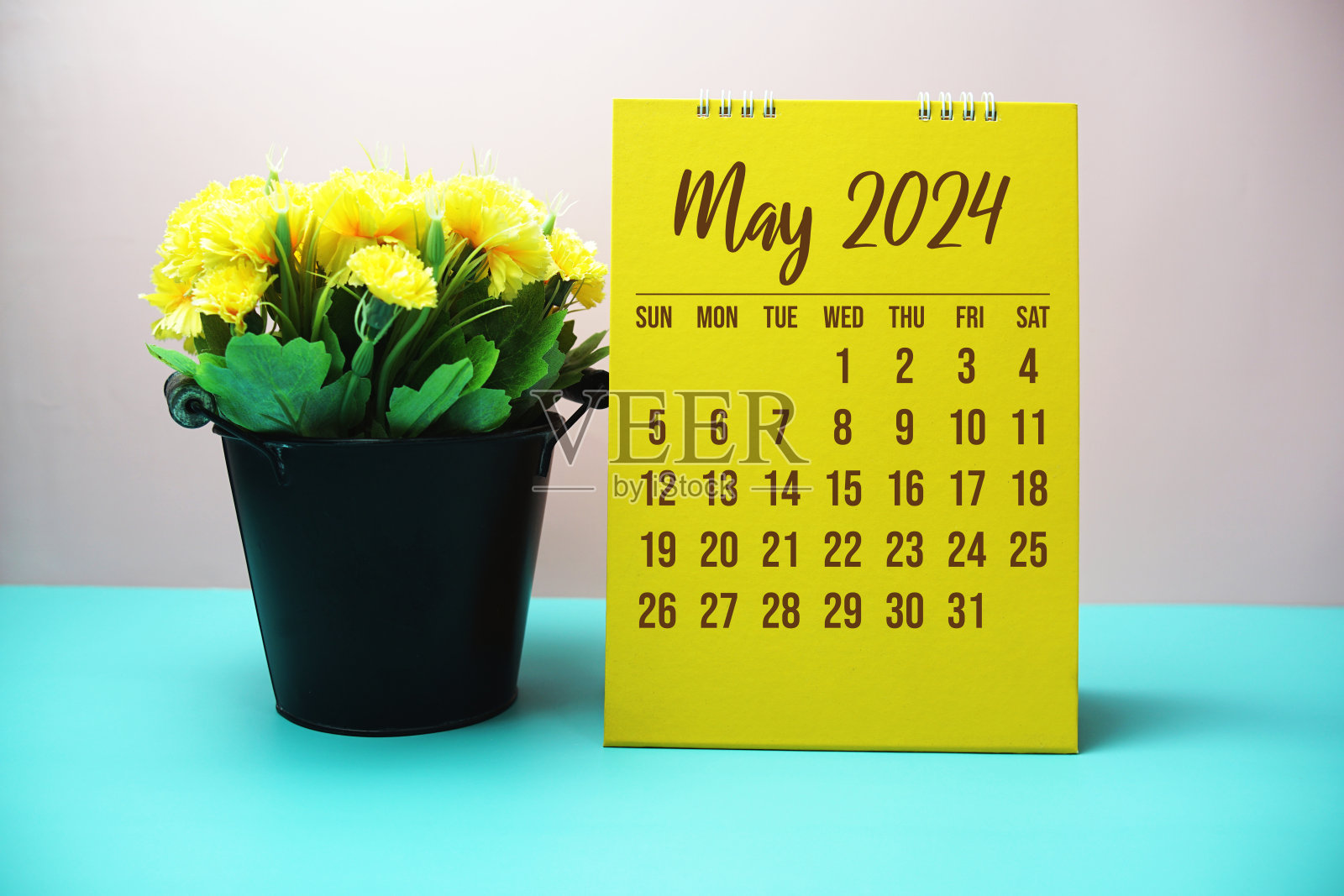 五月2024月历与花束装饰在粉红色和蓝色的背景照片摄影图片