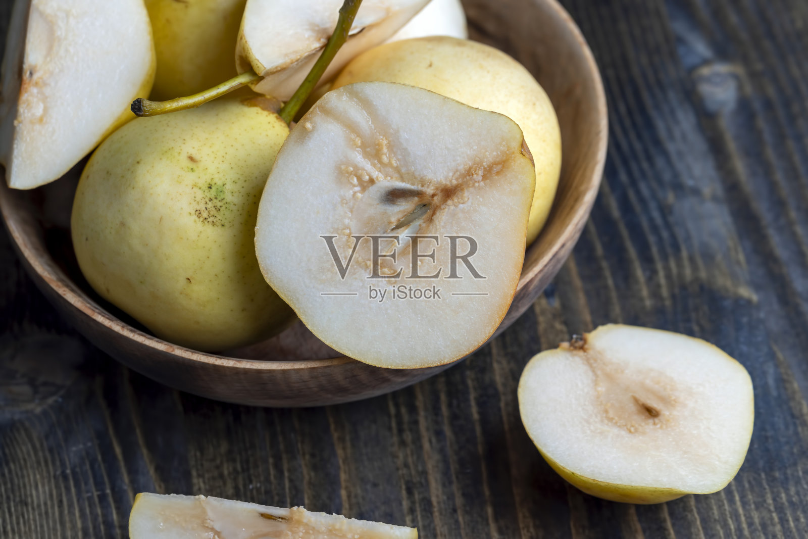 桌上的梨片照片摄影图片