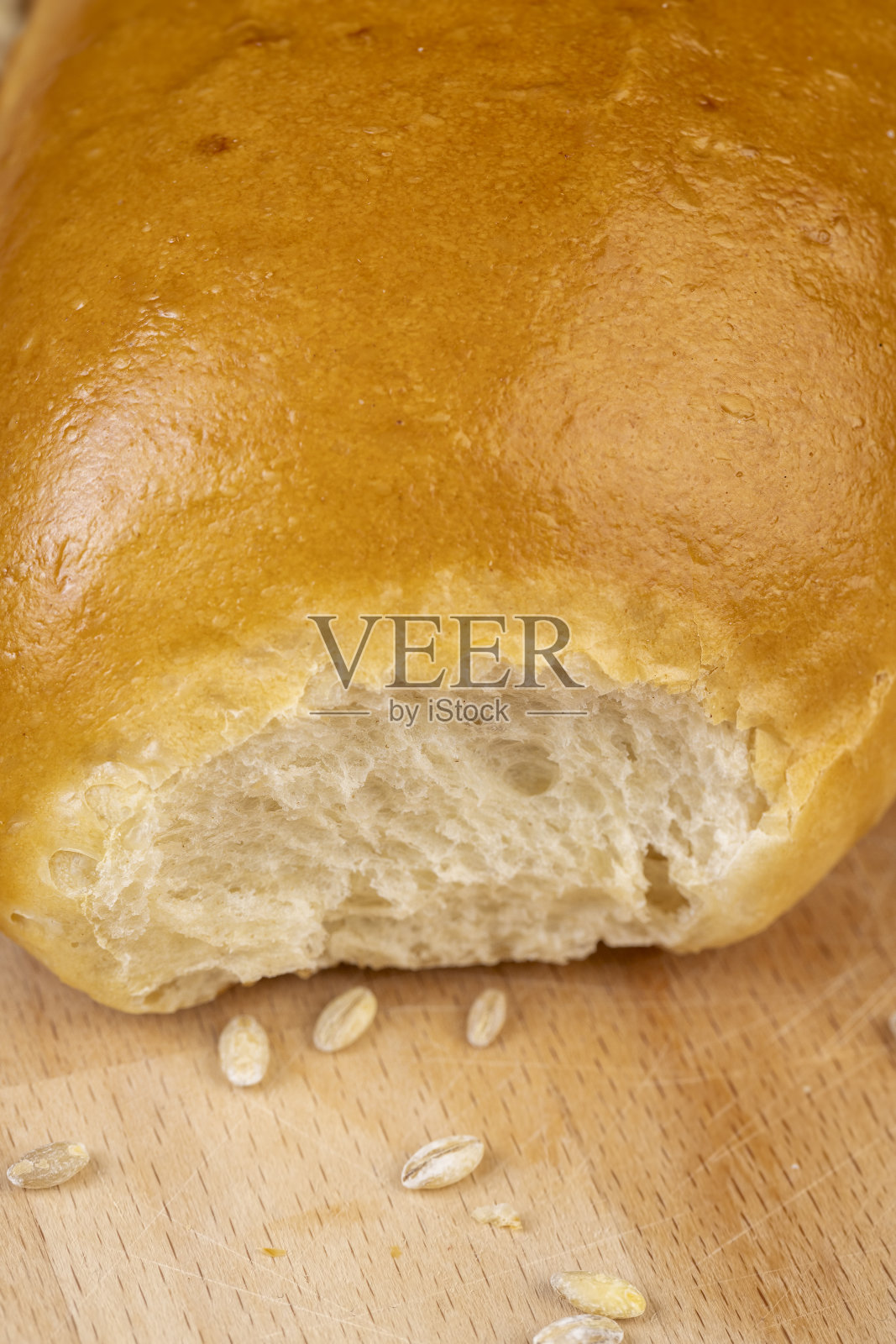 木质砧板上的小麦法棍面包照片摄影图片