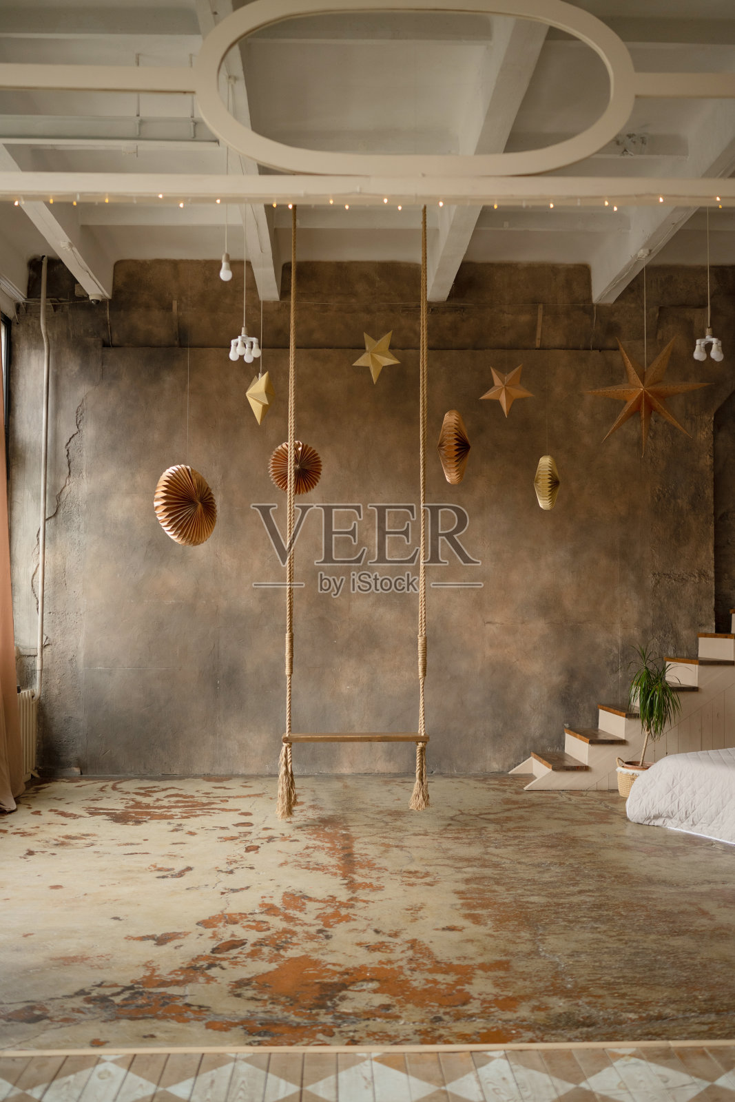 有秋千的阁楼式房间的内部照片摄影图片