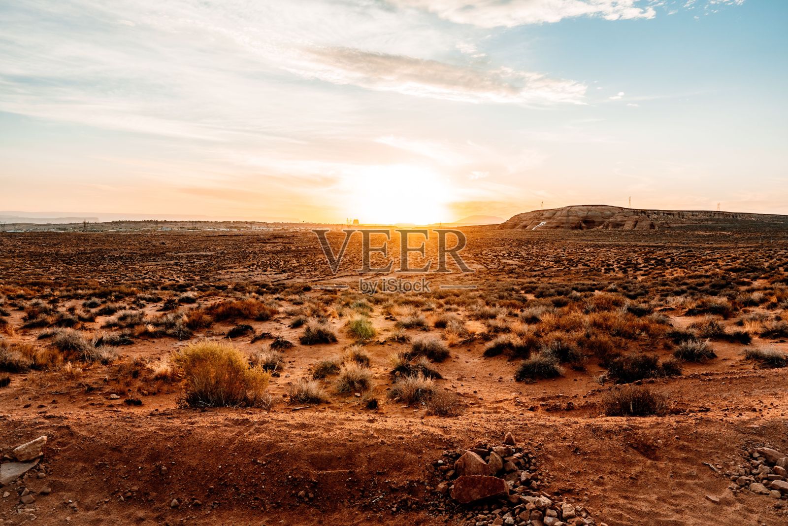 令人惊叹的日落照亮了半干旱的沙漠景观照片摄影图片