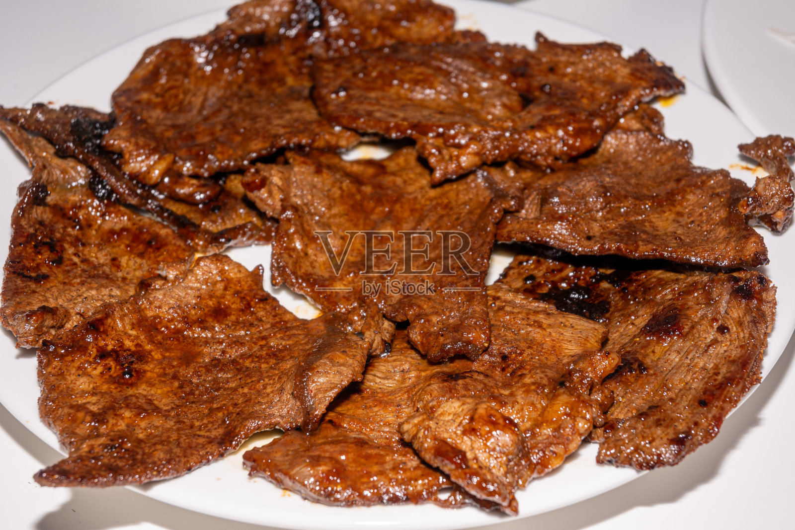 一份配有烧烤酱的烤肉照片摄影图片